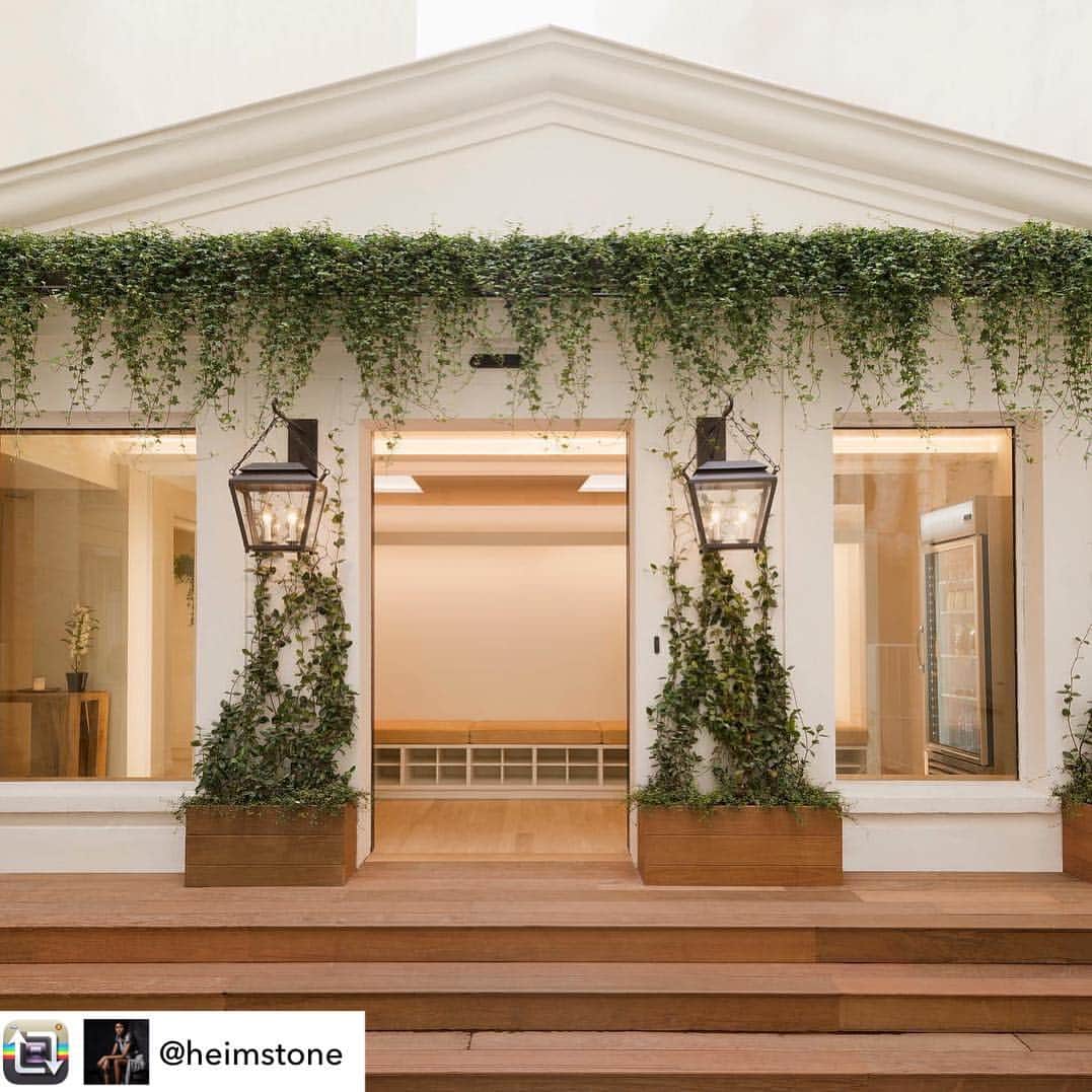カタリーナ・ドゥニさんのインスタグラム写真 - (カタリーナ・ドゥニInstagram)「Repost from @heimstone using @RepostRegramApp - 🇫🇷EMPOWER WOMEN THROUGH CREATIVITY PRÉSENTE LES 12 EXPÉRIENCES D’HEIMSTONE EXPERIENCE N°4 - S'ENERGISER  En avril, nous vous proposons une bulle énergisante. Nous vous offrons la possibilité de gagner 3 mois d'abonnement au sein du sublime studio Kshanti yoga. Installé dans une ancienne église à la façade recouverte de lierre et de jasmin, au cœur d’une petite cour pavée du 6ème arrondissement, loin de l'agitation, ce studio est un temple du bien-être où tout invite au lâcher prise. Venez pratiquer un yoga à l'image de sa fondatrice Catalina Denis. Née en Colombie, cette entrepreneuse maman à l'énergie communicative vous guidera dans votre pratique. Une invitation à faire le plein de bonnes ondes.  Pour participer : 1- suivez les comptes @kshantiyoga et @heimstone 2- likez et commentez ce post en taggant votre ami(e) le/la plus bienveillant(e) 3- tirage au sort le 30 avril. Bonne chance ! 🇺🇸THE TWELVE HEIMSTONE EXPERIENCES BROUGHT TO YOU BY EMPOWER WOMEN THROUGH CREATIVITY EXPERIENCE NUMBER 4 - LET'S ENERGIZE  In April, we offer you an energizing bubble. We give you the chance to become the happy member of the high end Kshanti yoga studio for 3 months. Located in an old church, covered with ivy and jasmine, in the heart of a charming courtyard in the 6th area of Paris, far from the bustle of city life, this studio is a well-being temple where everything invites you to let it go. Let's come and do a yoga in the image of its founder Catalina Denis. Born in Columbia, this entrepreneur, also mum, full of  inspiring energy and enthusiasm, will guide you in your practice. An invitation to fill up with good waves.  To participate: 1- follow both @kshantiyoga and @heimstone accounts 2- like and comment this post by tagging your most benevolent friend 3- winner picked up on 30th April. Good luck!  #12experiences #senergiser #energie #kshanti #yoga #studio #jepeuxpasjaiyoga #bienetre #goodvibes #paris #feelgood #practice #beautiful #myheartbeatsforheimstone #empowerwomenthroughcreativity #ewtc #lifestyle #timeforyou #experience #exclusif #concours」4月1日 18時47分 - catalinadenis