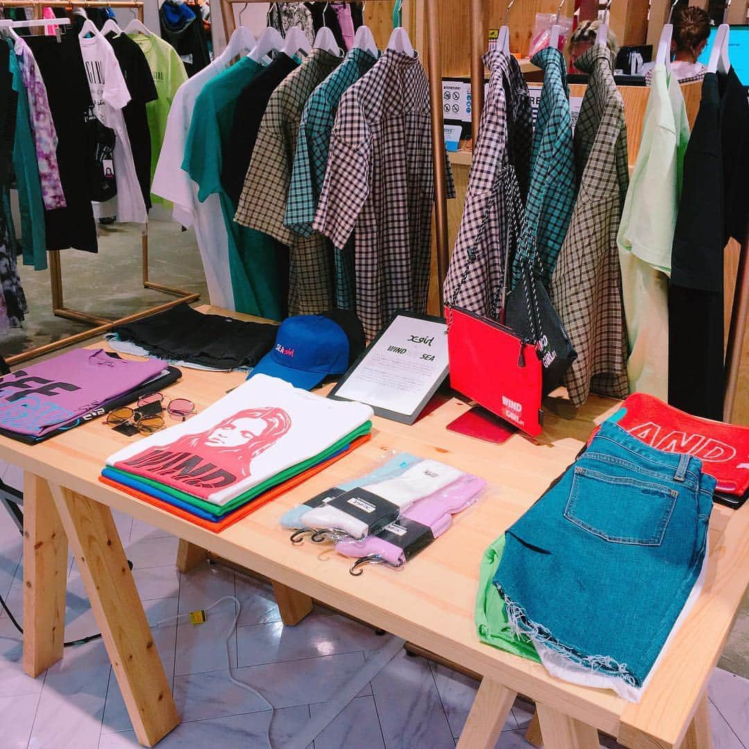 名古屋パルコさんのインスタグラム写真 - (名古屋パルコInstagram)「【西館3階 エックスガール】 X-girl × WIND AND SEAコラボレーションアイテムが販売スタート！👏 . スタイリスト、フォトグラファー、ブランドディレクションなど、マルチな活動を行う“熊谷隆志(クマガイ タカシ)”氏が手がける、「90年代ストリートへのオマージュ」がコンセプトのオリジナルブランド「WIND AND SEA(ウィンダンシー)」との、初となるコラボレーションコレクション。 . WIND AND SEAの定番グラフィックに、X-girlのブランドロゴとスケートボードラインの#1(ナンバーワン)ロゴを落とし込みプリントした、マフラータイプのフェイスタオル、サコッシュ、メンズサイズのＴシャツと、サーフテイストな女の子のグラフィックをプリントしたメンズサイズのＴシャツ、計4型をリリース。 . 是非店頭でご覧ください🙇‍♀️✨ . . . #名古屋パルコ #名古屋 #nagoya #parco #nagoyaparco #栄  #sakae #矢場町 #xgirl #エックスガール #コラボ #熊谷隆志 #windandsea」4月1日 18時50分 - parco_nagoya_official