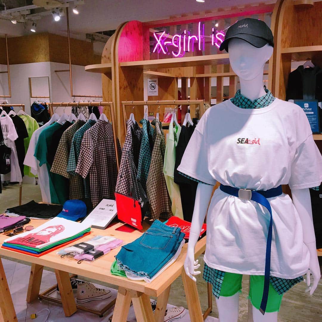名古屋パルコさんのインスタグラム写真 - (名古屋パルコInstagram)「【西館3階 エックスガール】 X-girl × WIND AND SEAコラボレーションアイテムが販売スタート！👏 . スタイリスト、フォトグラファー、ブランドディレクションなど、マルチな活動を行う“熊谷隆志(クマガイ タカシ)”氏が手がける、「90年代ストリートへのオマージュ」がコンセプトのオリジナルブランド「WIND AND SEA(ウィンダンシー)」との、初となるコラボレーションコレクション。 . WIND AND SEAの定番グラフィックに、X-girlのブランドロゴとスケートボードラインの#1(ナンバーワン)ロゴを落とし込みプリントした、マフラータイプのフェイスタオル、サコッシュ、メンズサイズのＴシャツと、サーフテイストな女の子のグラフィックをプリントしたメンズサイズのＴシャツ、計4型をリリース。 . 是非店頭でご覧ください🙇‍♀️✨ . . . #名古屋パルコ #名古屋 #nagoya #parco #nagoyaparco #栄  #sakae #矢場町 #xgirl #エックスガール #コラボ #熊谷隆志 #windandsea」4月1日 18時50分 - parco_nagoya_official