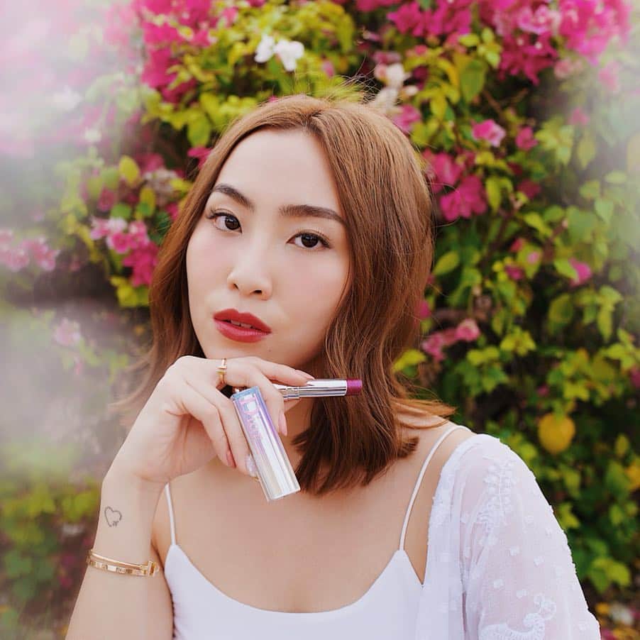 ソニアのインスタグラム：「My must have lippy of the moment - a deep, mysterious shade of magenta, also known as Dior Celestial (891) 💫 The perfect shade of pink to give your look that added edge. . BE DIOR. BE PINK. Be spoiled for choice with 24 pure shine shades at Dior's pop up at Ion Orchard atrium from the 18th-24th April!  #diormakeup #dioraddictstellarshine #bediorbepink PC: @nicolequek」