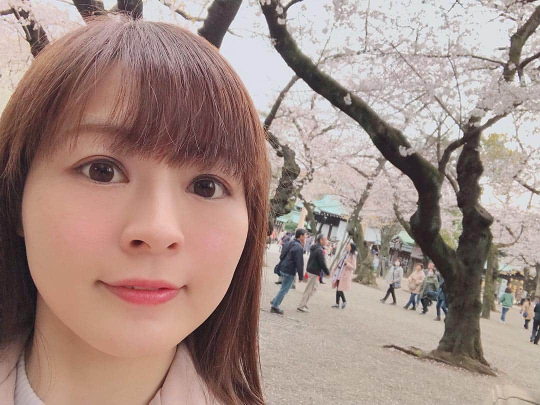 山本かおりさんのインスタグラム写真 - (山本かおりInstagram)「#令和 ☺️#予測変換 にも #登録語句 にもない #言葉 が #新鮮 🥺 (と思ってたら発表から数時間後にはすぐ出てくるように😆) 令和 #これからよろしくお願いします 🐥  #新元号 が #発表 された今日、#桜を見に行きました 🌸 #さくら の木のしたでたくさんの #笑顔 をみたよ☺️ #오늘 #일본 에서는 새 #연호(#元号 )가 #결정 했습니다. #레이와 (令和)입니다☺️ 그리고 #벚꽃 을 보러 갔습니다🌸  #tokyo #cherryblossom #japanesecherryblossom #chiyodaku #일본벚꽃 #셀 #해피」4月1日 18時53分 - mochamocchan