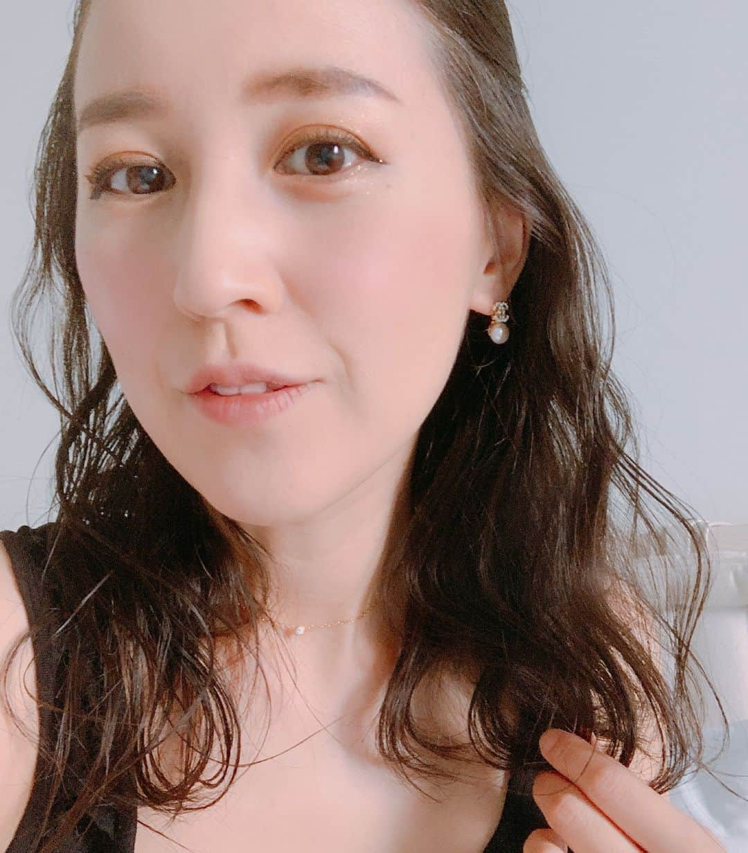 来栖あつこさんのインスタグラム写真 - (来栖あつこInstagram)「結婚式参列のヘアスタイル💇‍♀️﻿ ﻿ 特にどうしたいとか考えていなかった（笑）﻿ けど、おーむらさんがヘアアイロンを持ってきていたので、ちょいとお借りしてウエーブヘアにしてみました。﻿ ﻿ ストレート用のコテでもこんな感じでセットできたぜ👸✨﻿ ﻿ ﻿ ﻿#海外妻旅 ✈️﻿﻿﻿ #女子旅 #タビジョ #女旅﻿﻿ #相方は言わずもがな ﻿#ハワイ挙式﻿ #ヘアアレンジ﻿ #hawaii #結婚式参列﻿ #リス顔 #猫顔 #たぬき顔 ﻿﻿﻿﻿﻿﻿﻿﻿﻿﻿ #atsukokurusu ﻿﻿﻿﻿﻿﻿﻿﻿﻿﻿ #来栖あつこ﻿﻿﻿ #holiday #travelgirls #travel #girlstrip #traveler #travelphotography #travelgram #travellife #travelpics #traveldiary #ことりっぷ #旅行」4月1日 18時55分 - atsukokurusu