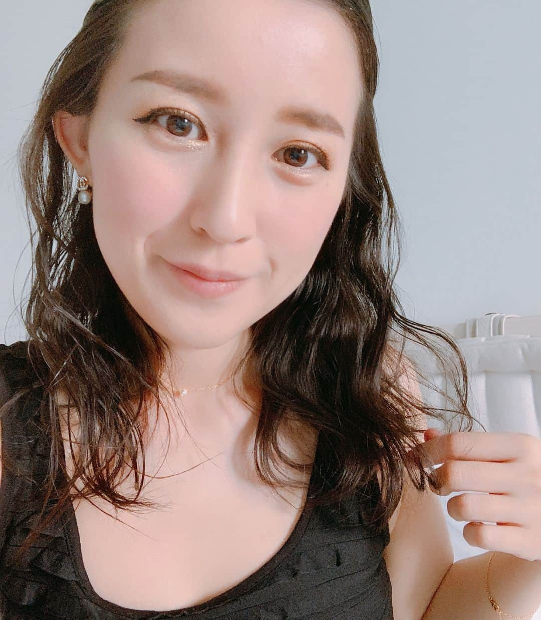 来栖あつこさんのインスタグラム写真 - (来栖あつこInstagram)「結婚式参列のヘアスタイル💇‍♀️﻿ ﻿ 特にどうしたいとか考えていなかった（笑）﻿ けど、おーむらさんがヘアアイロンを持ってきていたので、ちょいとお借りしてウエーブヘアにしてみました。﻿ ﻿ ストレート用のコテでもこんな感じでセットできたぜ👸✨﻿ ﻿ ﻿ ﻿#海外妻旅 ✈️﻿﻿﻿ #女子旅 #タビジョ #女旅﻿﻿ #相方は言わずもがな ﻿#ハワイ挙式﻿ #ヘアアレンジ﻿ #hawaii #結婚式参列﻿ #リス顔 #猫顔 #たぬき顔 ﻿﻿﻿﻿﻿﻿﻿﻿﻿﻿ #atsukokurusu ﻿﻿﻿﻿﻿﻿﻿﻿﻿﻿ #来栖あつこ﻿﻿﻿ #holiday #travelgirls #travel #girlstrip #traveler #travelphotography #travelgram #travellife #travelpics #traveldiary #ことりっぷ #旅行」4月1日 18時55分 - atsukokurusu