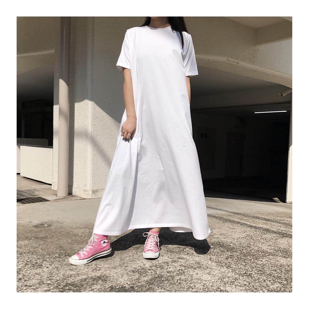 MINELALのインスタグラム：「【New Item】 #MINELAL 19Spring/Summer . ＊Cotton A-line one-piece . 裾に向かってふんわりと広がるシルエットが女性らしいワンピース。 ロング丈なので体型カバーもしっかりと出来ちゃうアイテムです。 カジュアルなスニーカーやサンダルとの相性バッチリ◎ これからの季節に大活躍間違いなしのオススメの一枚です。 . Color:Off white/Navy . MINELAL ONLINEへはプロフィールから☝️ . . また、MINELAL ONLINE では新規会員登録をして下 さった方全員に500pointをプレゼントしております‼️ 商品を少しでも安く手に入れるチャンスですので、 この機会に是非ご登録下さいませ🎁」