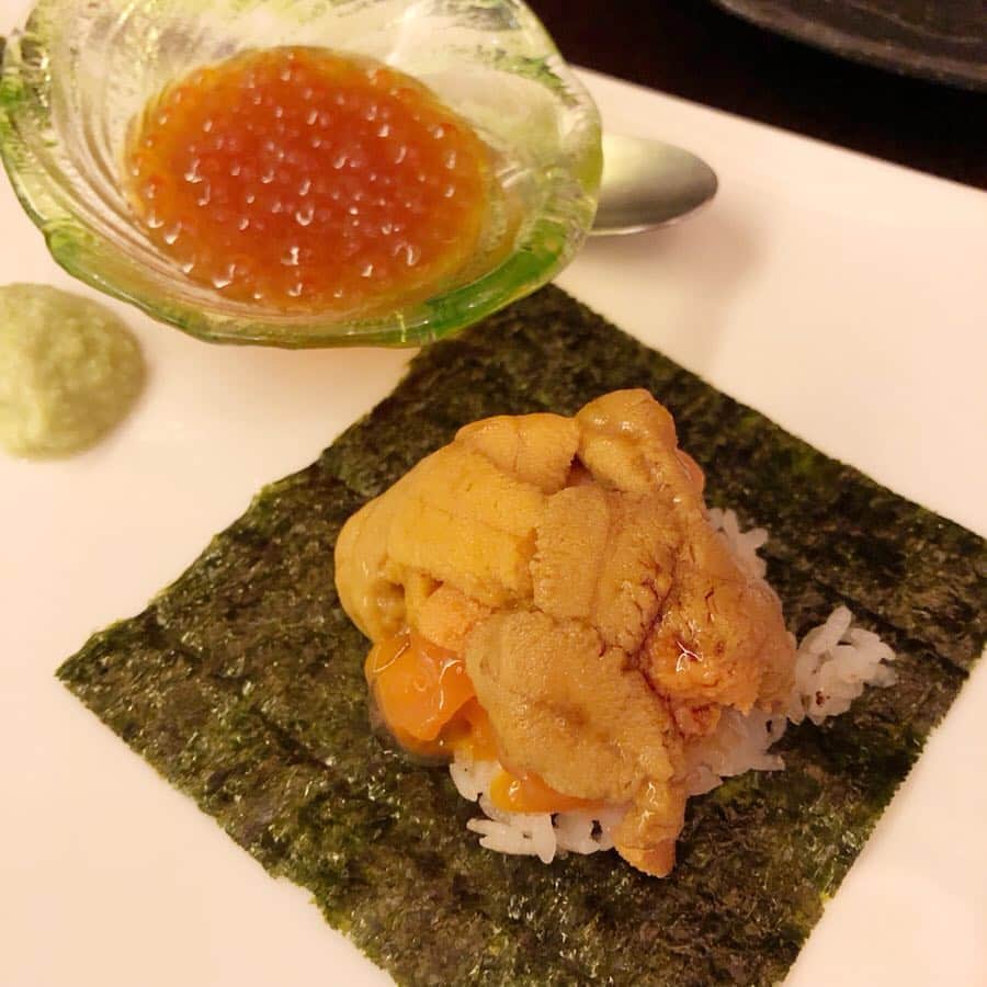 千秋さんのインスタグラム写真 - (千秋Instagram)「記念日Dinner。 お気に入りのお店。 大好きなウニと卵黄の巻物、今日は特別イクラ付き💕 （痛風スペシャル） 柔らかいヒレ肉の鉄板焼きも大好物🥩美味しいお塩とカリカリのニンニクチップで食べるのが一番好き。 #うに #ウニ #ウニとイクラ #麻布十番 #楼漫亭 #記念日ディナー #記念日」4月1日 18時56分 - chiaki77777