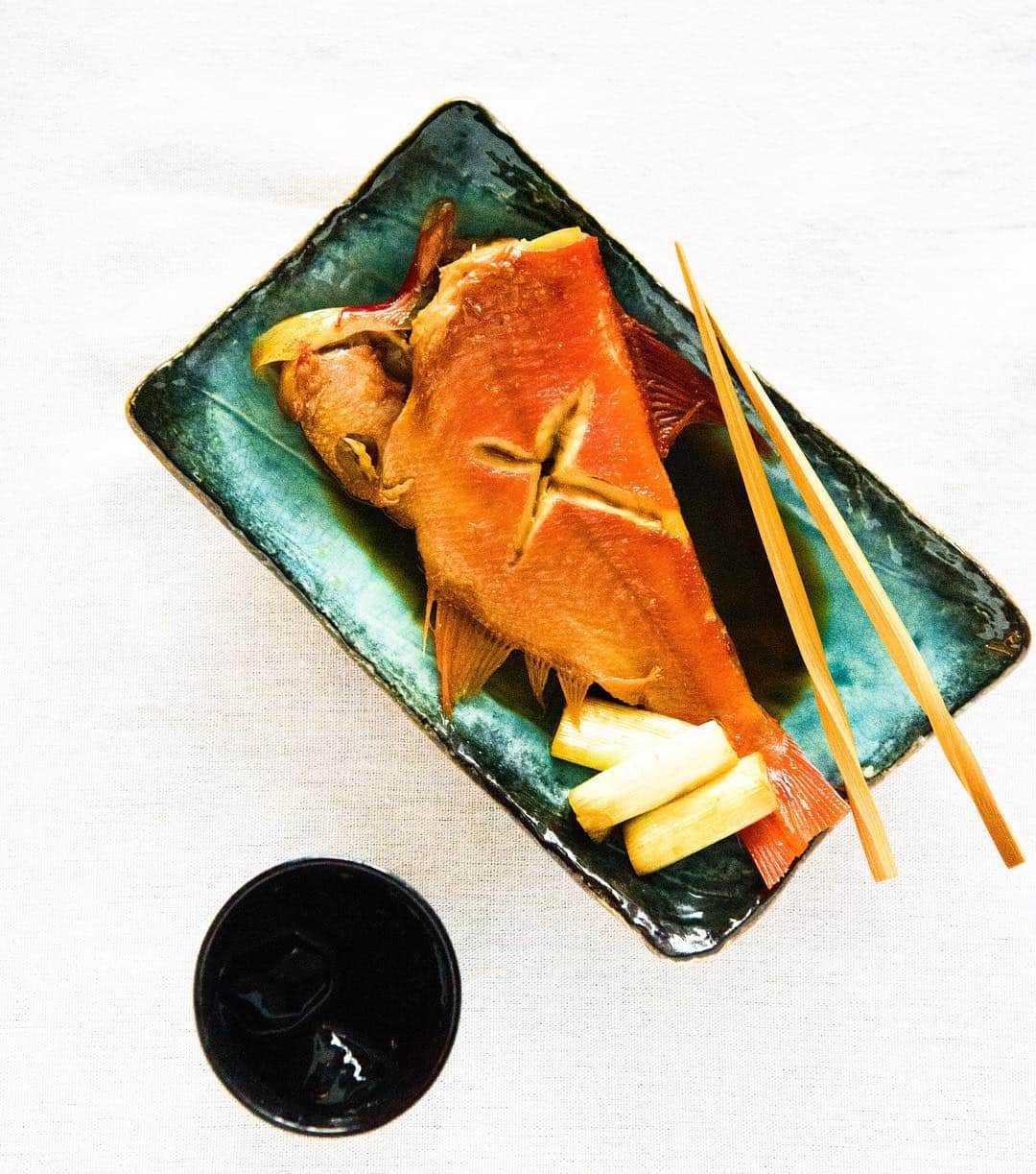 Iguchi Takuto... おうちごはんおじさんさんのインスタグラム写真 - (Iguchi Takuto... おうちごはんおじさんInstagram)「. •金目鯛の煮付け 本日はおめでたい日なので、金目鯛です。 もちろん大好きな芋ロックも。 #金目鯛 #金目鯛の煮付け #晩酌日記 #新社会人の皆様へ . 一大トピックスの新元号の発表はもちろんですが、 僕は個人的にそっちはあまり興味がなくて、それよりも 本日から新社会人(もっと若い子は新学年)として、 新たな生活がスタートし、ワクワク&ドキドキで胸いっぱいの方が多いのでは。今日のこの投稿は、そんな皆さんを応援する想いを込めて😋 . 僕は、今日から入社７年目となります。 社内では一応中堅的な立ち位置にはなるのですが、 初心を忘れず、毎日ワクワクできるような仕事を できるように頑張って行きたいな。 . 僕の人生の軸は、どんな時もワクワク感やドキドキ感を持ち続けること。 引き続き今の大好きな会社も100%以上で頑張るし、 大好きな料理もフルスロットルで頑張りますよ！ . . また、話は少し戻りますが、 今日から新生活が始まり、 今まではお母さんが作ってくれてたご飯を 自分で作らないといけないという方も多いのかな？ 僕はそんな方でも、簡単かつ美味しくできる かつちゃんとした料理を研究していくので、 引き続き、よろしくお願いします😊 . にしても、金目の煮付け作ると、 伊豆に行きたくなるなー☺️ . 美味しいで日本を元気に꒰⍨꒱.+* . . #フードスタイリスト#趣味の料理研究家#料理家#料理研究家#井口タクト#おうちごはん#おうちごはんおじさん#おうちごはんLover#料理男子#家庭料理#フーディーテーブル#マカロニメイト#料理好きな人と繋がりたい#Foodstylist#ouchigohan_ojisan#IGersJP#instagramjapan#japanesefood#夜ごはん#夜ご飯#晩御飯#献立#煮付け#煮物」4月1日 18時58分 - ouchigohan_ojisan