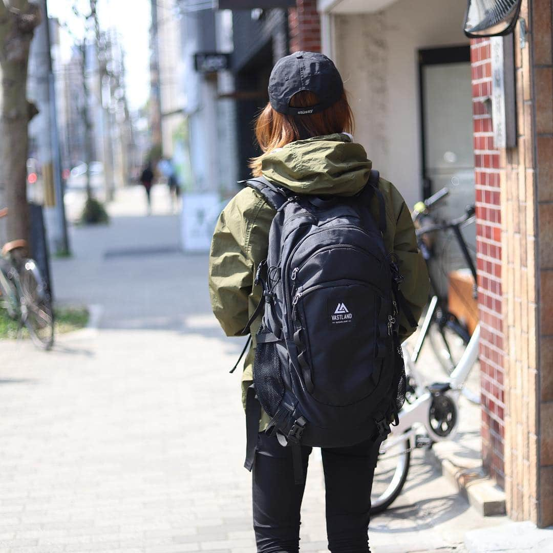 VASTLANDさんのインスタグラム写真 - (VASTLANDInstagram)「【New release!! BACKPACK】 . .. #VASTLANDリュックプレゼント キャンペーンで話題のバックパックがついに一般リリース🎉 . 通勤や通学といったデイリーシーンだけでなく、キャンプや登山、ハイキングなどのアウトドアシーンでも活躍間違いなし✨✨ アウトドアブランドとして、自信をもって皆様におすすめできる1品に仕上がりました。 . 【贅沢スペック】 ①大容量45L ②総ポケット数17個（内1つPCポケット） ③3D背面クッションで長時間の使用をサポート ④お好きな音楽と一緒に、イヤホンホール付き ⑤夜間におすすめ、リフレクター付き ⑥突然の雨にも対応、レインカバー付き . .. 掲載ギアはプロフィールのリンクからどうぞ👍 @vastland.jp . .. #VASTLAND #ヴァストランド #新商品 #新製品 #アウトドアファッション #リュック #バックパック #バックパッカー #デイパック #ザック #通学バック #キャンプ #camp #キャンプ好きな人と繋がりたい #キャンプギア #キャンプ道具 #キャンプ用品 #ソロキャンプ #デイキャンプ #ファミリーキャンプ #キャンプ女子 #キャンプ初心者 #アウトドア #登山 #登山好きな人と繋がりたい #ハイキング #ピクニック」4月1日 19時00分 - vastland.jp