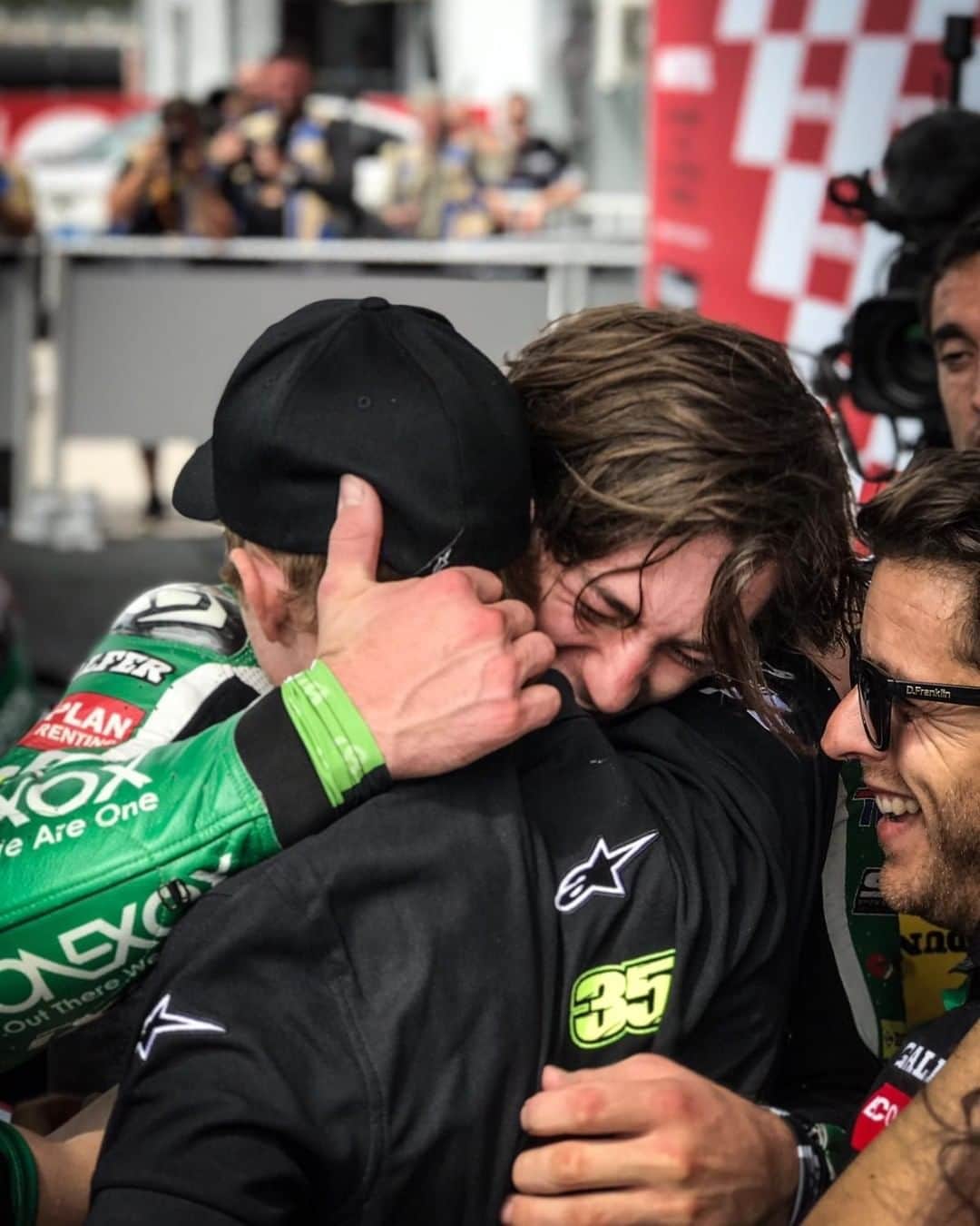 MotoGPさんのインスタグラム写真 - (MotoGPInstagram)「An emotional moment between two famous sons 😢 // @dakotamamola congratulates @remygardner on his first ever GP podium 🥈 #ArgentinaGP #MotoGP #Moto2 #Motorcycle #Racing #Motorsport」4月1日 19時00分 - motogp