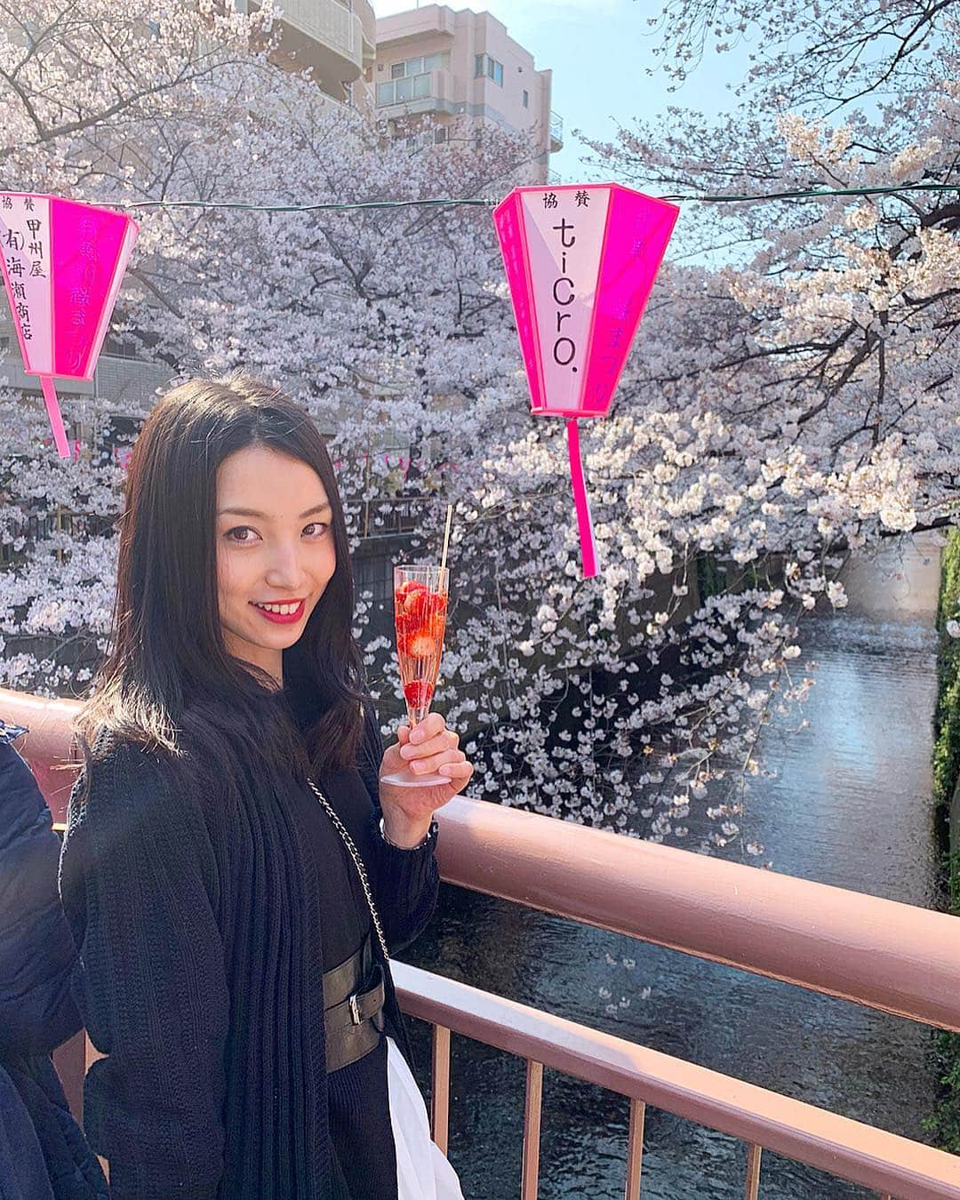 茨木菜緒さんのインスタグラム写真 - (茨木菜緒Instagram)「. お花見の季節🌸🍡🍓 桜が見れるスポットで、1番好きかもしれないぐらい大好きな目黒川❤️ . 普段からよく行ってた目黒川。 たくさんの思いが詰まってる場所。 . 桜がピークに綺麗な時に来れてめっちゃ幸せ🥰 . #お花見 #目黒川 #中目黒 #スパークリングワイン #苺 #桜 #懐かしの場所 #思い出 #東京 #tokyo #最高 #幸せ #毎年行ってたけど、こんなに人が多いの初めてだったかも 😂 #欲を言えば夜桜も見たかった 🥺 #Power貰えた 💪🤩」4月1日 19時00分 - kudonao2218