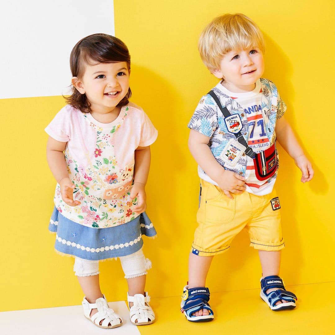 MIKI HOUSE ミキハウスさんのインスタグラム写真 - (MIKI HOUSE ミキハウスInstagram)「ミキハウスのデコラティブな新作Tシャツ。 斜め掛けポシェットのアップリケや、バックスタイルの麦わら帽子のだまし絵がフォトジェニック！カラフルな色使いと細かいデザインに心躍る、楽しいデザインです。 #mikihouse #kidsfashion #babyfashion #summerfashion #summer  #ミキハウス #サマーファッション #子ども服 #ベビー服 #お花見 や #GW の #おでかけ に #ファーストバースデー #ギフト #プレママ #初マタ #新米ママ　#初めての夏 #男の子ママ #女の子ママ #Tシャツ #赤ちゃんのいる暮らし #子どものいる暮らし」4月1日 19時01分 - mikihouse.official