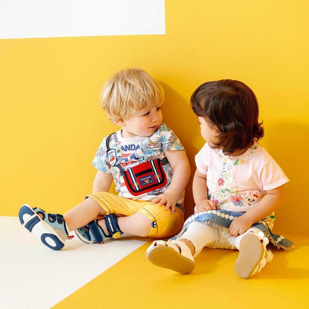 MIKI HOUSE ミキハウスさんのインスタグラム写真 - (MIKI HOUSE ミキハウスInstagram)「ミキハウスのデコラティブな新作Tシャツ。 斜め掛けポシェットのアップリケや、バックスタイルの麦わら帽子のだまし絵がフォトジェニック！カラフルな色使いと細かいデザインに心躍る、楽しいデザインです。 #mikihouse #kidsfashion #babyfashion #summerfashion #summer  #ミキハウス #サマーファッション #子ども服 #ベビー服 #お花見 や #GW の #おでかけ に #ファーストバースデー #ギフト #プレママ #初マタ #新米ママ　#初めての夏 #男の子ママ #女の子ママ #Tシャツ #赤ちゃんのいる暮らし #子どものいる暮らし」4月1日 19時01分 - mikihouse.official