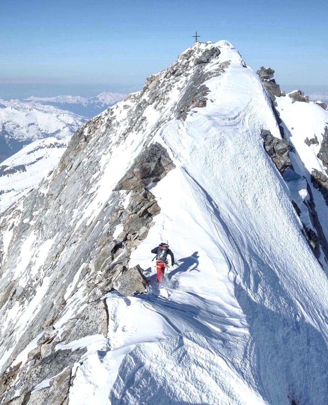 のインスタグラム：「Week-end memories to start the week off right!  #MilletRiseUp #mountaineering #alpinism #alpinismo #alpinisme #alps #ridge #ridgetraverse」