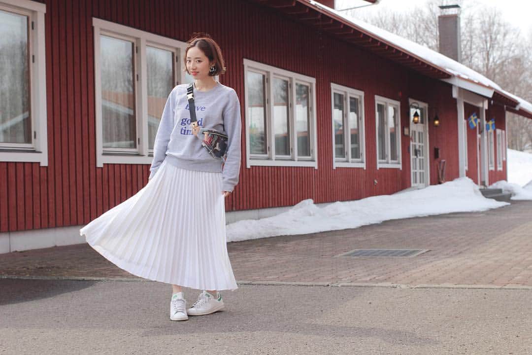 のインスタグラム：「ootd top: used skirt: #titivate @titivatejp  bag: #rosebud @rosebud_official_ . . 4月 まだ雪は残ってる北海道です。 でももうフワッと軽い服しか着たくない🐰 スウェットとプリーツスカート合わせ♡♡ . . 今日は、新元号発表されましたね。 "令和" 人々が美しく心を寄せ合う中で、文化が生まれ育つ。 梅の花のように、日本人が明日への希望を咲かせる国でありますように。  日本語って美しいよね 2文字でこんなに表現できる。 言葉は言霊 令和な時代にしたいです。  昭和生まれの私にとっては、また和が戻ってきて良い感じ。w 平成になった瞬間は小さかったから全然覚えてなくて、いつの間にか生かされていた私も、今は自分の意思でこの時代を生きております。 いつも今平成何年なのか、分からなくなるから書類書きやすくなるね。笑  令和も宜しく♡ #ootd #fashionblogger #titivatestyle  #北海道 #札幌 #スウェット #スウェットコーデ #プリーツスカート #いつコ #155cm #155cmコーデ #locari #ウエストポーチ #北国の春 #新元号 #令和」