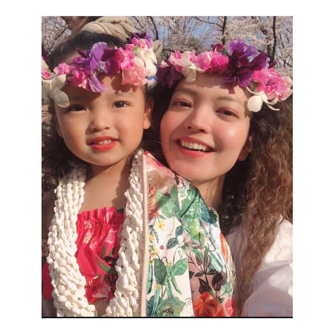 沖樹莉亜さんのインスタグラム写真 - (沖樹莉亜Instagram)「昨日は桜が満開の公園の中で リタと一緒にフラダンス を踊ってきました❤️🥰 リタが秋から習い始め、 家で教えられるように 月二回のレッスンを始めて 私もはまる😍😍😍 裸足、青空、桜の中で とっても気持ちよかった〜🌸 #フラダンス #hula #huladance」4月1日 19時04分 - juliaokijulia