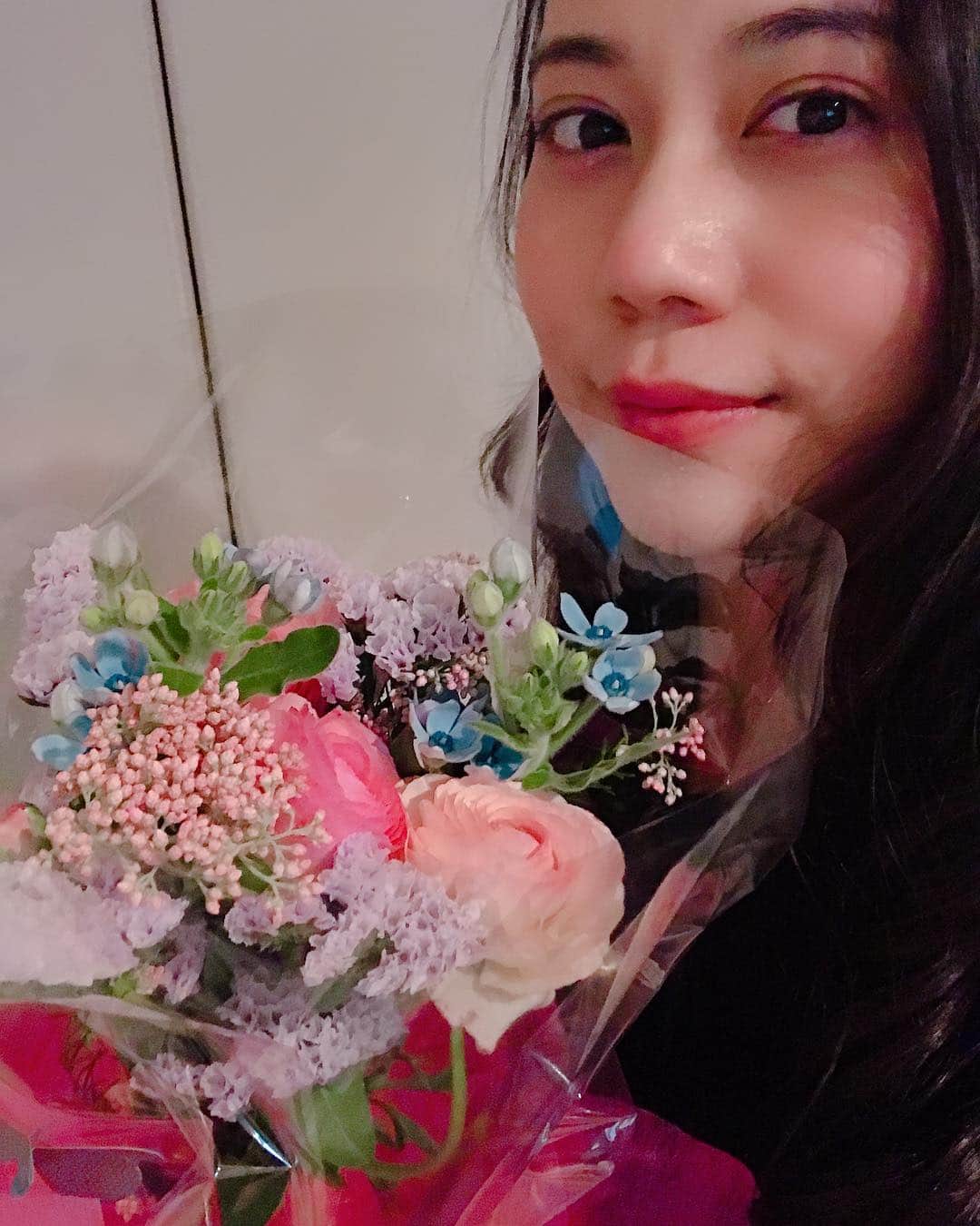 松山愛里のインスタグラム：「参加させていただいていた作品が 今日でクランクアップ🌸 新年度がスタート、そして新元号の発表と、現場も盛り上がりました〜😊✨ 春らしい色合いの可愛いお花💐ありがとうございます♩ 嬉しい再会と良き出会いに感謝🙏🏻🌟 出演情報、またお知らせしますね！」