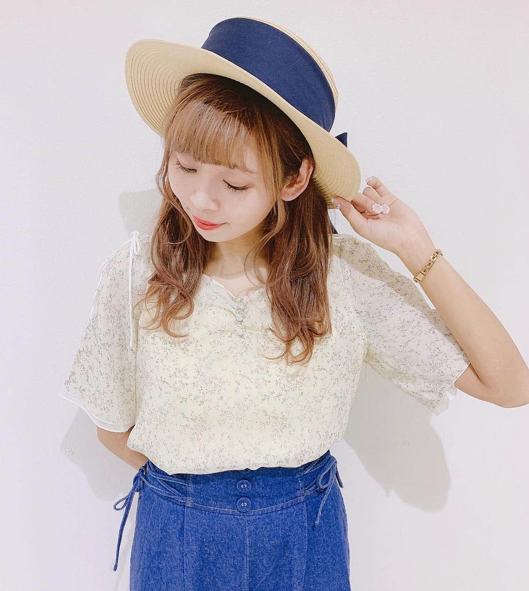 MAJEgirl?officialさんのインスタグラム写真 - (MAJEgirl?officialInstagram)「♡ ( @majegirl_mari ) 🌷 #156cm 🌷 . フェミニンな花柄と袖がひらひらで かわいいブラウス💐💕 デニムパンツでカジュアルミックスに💫 . #1095039707 #miniフラワーブラウス #1095055803 #サイドレースアップワイドパンツ #1095100301 #BIGリボンカンカン帽 . #majesticlegon  #majegirl #マジェスティックレゴン  #マジェ #マジェガール #おでかけコーデ  #新生活 #GW #まりたすコーデ」4月1日 19時07分 - majesticlegon_pressroom