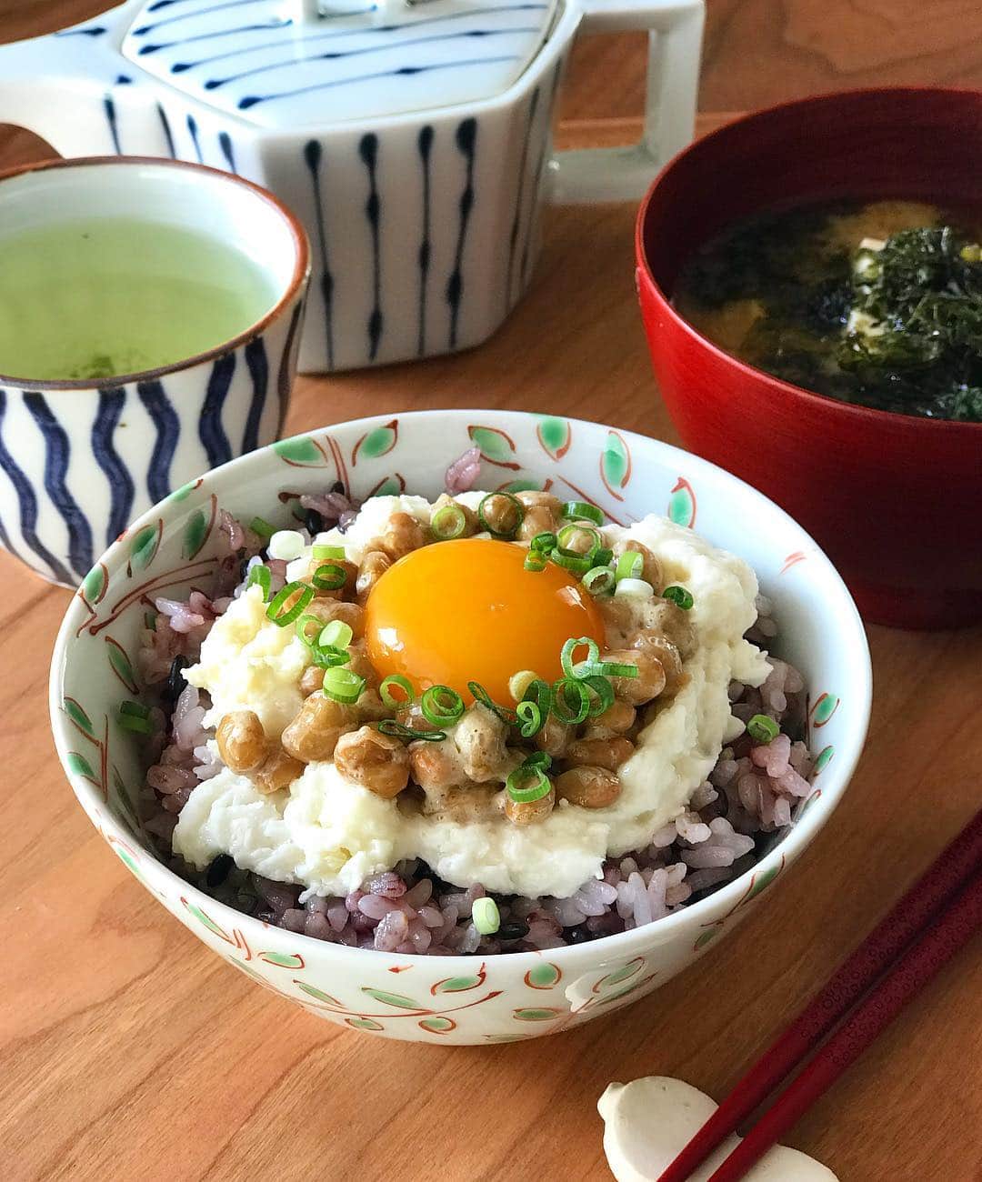 kokochiyoiさんのインスタグラム写真 - (kokochiyoiInstagram)「2019/04/01 月曜日の#朝ごはん。 @coconomi_141(2枚目) から届いた、 奈良産のおいしい大和芋と すっきりした味わいの 新鮮な富山産の卵、 納豆と雑穀ごはん。 あおさ海苔とお豆腐の#お味噌汁。 う〜ん至福♡ ✳︎ ✳︎ ✳︎ お出かけ前の#簡単ごはん。 こういうのがやっぱり好きです♡」4月1日 19時08分 - kokochiyoi