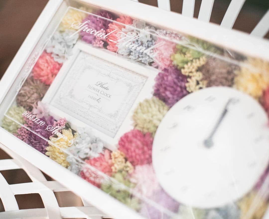 【公式】アートグレイスネクスト芦屋さんのインスタグラム写真 - (【公式】アートグレイスネクスト芦屋Instagram)「@art_grace_next_ashiya . .————— . お二人がこだわったウェディングアイテムを♡ 最近は結婚式で花時計をご両親へとプレゼントするのが大人気＊ 今まで育ててくれた両親に、感謝の気持ちを込めて贈りましょう♪ . .—————. . ▼ブライダルフェアは インスタのTOPからご予約ができます ⚐ ＞＞＞@art_grace_next_ashiya . @art_grace_next_ashiyaをフォローして #アートグレイスネクスト芦屋 のハッシュタグをつけて お写真の投稿おまちしております＊ . こちらの公式IG（@art_grace_next_ashiya） で取り上げさせていただきます ✦* #アートグレイスネクスト芦屋  #ベストブライダル #アートグレイス #芦屋#リゾートウェディング  #weddingdress #wedding #dress #ウェディングドレス #プレ花嫁 #卒花 #結婚式場 #日本中のプレ花嫁さんと繋がりたい #結婚式準備 #ブライダルフェア  #チャペル #結婚式 #ウエディング  #パーティ #披露宴 #weddingparty #ビーチフォト#ロケーションフォト  #Dressy花嫁 #marryxoxo#ウェディングアイテム #flowerclock#プレゼント #たくlove」4月1日 19時08分 - art_grace_next_ashiya