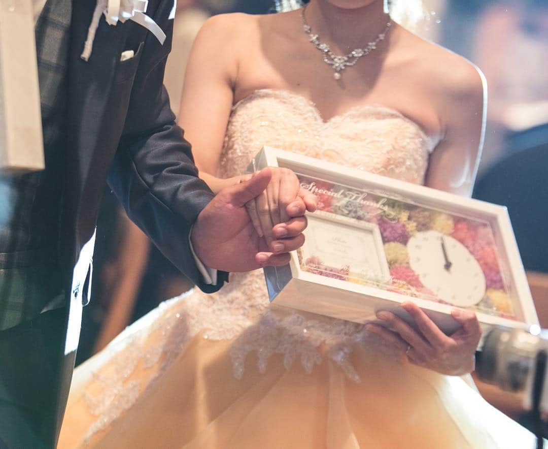 【公式】アートグレイスネクスト芦屋さんのインスタグラム写真 - (【公式】アートグレイスネクスト芦屋Instagram)「@art_grace_next_ashiya . .————— . お二人がこだわったウェディングアイテムを♡ 最近は結婚式で花時計をご両親へとプレゼントするのが大人気＊ 今まで育ててくれた両親に、感謝の気持ちを込めて贈りましょう♪ . .—————. . ▼ブライダルフェアは インスタのTOPからご予約ができます ⚐ ＞＞＞@art_grace_next_ashiya . @art_grace_next_ashiyaをフォローして #アートグレイスネクスト芦屋 のハッシュタグをつけて お写真の投稿おまちしております＊ . こちらの公式IG（@art_grace_next_ashiya） で取り上げさせていただきます ✦* #アートグレイスネクスト芦屋  #ベストブライダル #アートグレイス #芦屋#リゾートウェディング  #weddingdress #wedding #dress #ウェディングドレス #プレ花嫁 #卒花 #結婚式場 #日本中のプレ花嫁さんと繋がりたい #結婚式準備 #ブライダルフェア  #チャペル #結婚式 #ウエディング  #パーティ #披露宴 #weddingparty #ビーチフォト#ロケーションフォト  #Dressy花嫁 #marryxoxo#ウェディングアイテム #flowerclock#プレゼント #たくlove」4月1日 19時08分 - art_grace_next_ashiya