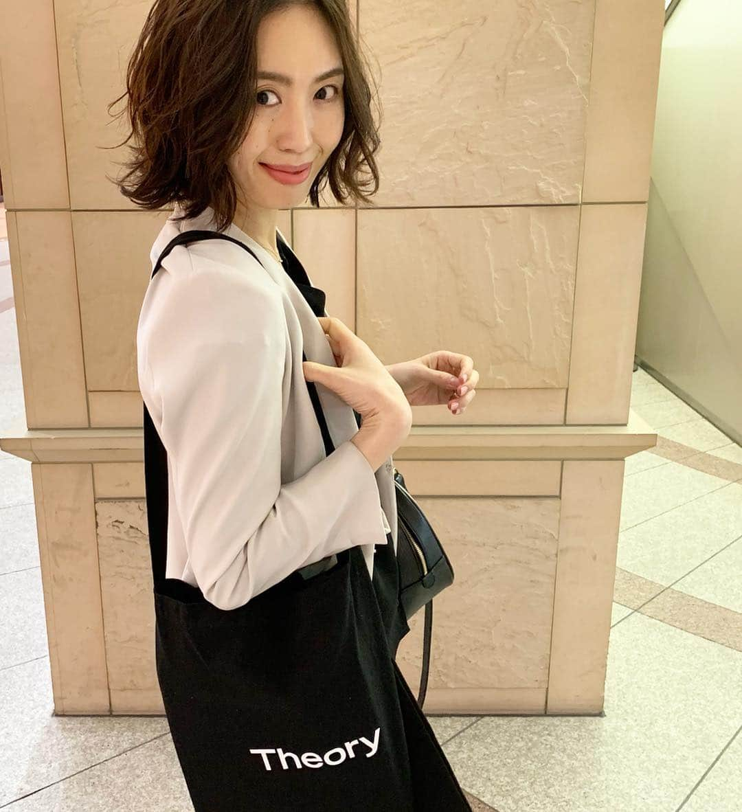 篠原菜月さんのインスタグラム写真 - (篠原菜月Instagram)「Oggi5月号の付録はTheoryとコラボしたショルダートートバッグ！♡﻿ 肩にも掛けられてA4資料も入るので仕事のサブバッグとして使っています〜😊✨﻿ Oggi誌面やOggi.jpでTheory×Oggiのショルダートートバックの使い方紹介されていますのでぜひチェックしてみてください👍﻿💕 ﻿ ﻿ @oggi_mag  #oggi#oggi5月号#theory#セオリー#theoryatwork#付録#雑誌付録#仕事#トートバッグ#サブバッグ#ショルダートートバッグ#4月#新年度#﻿新元号#令和」4月1日 19時16分 - natsukishinohara