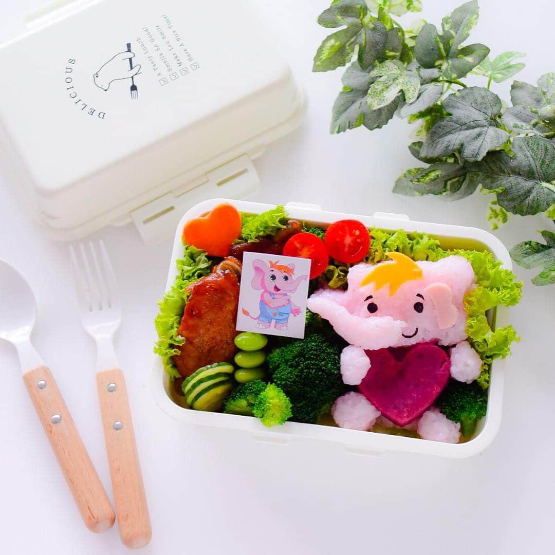 Little Miss Bento・Shirley シャリーさんのインスタグラム写真 - (Little Miss Bento・Shirley シャリーInstagram)「I spent a special day with friends from @sgminds and Canossian School recreating this Sharity theme bento! Thank you for sharing your time and love together in such a fun way 🥰  Thank you @comchestsg and @sharityclub for having me on board such a meaningful event.」4月1日 19時12分 - littlemissbento