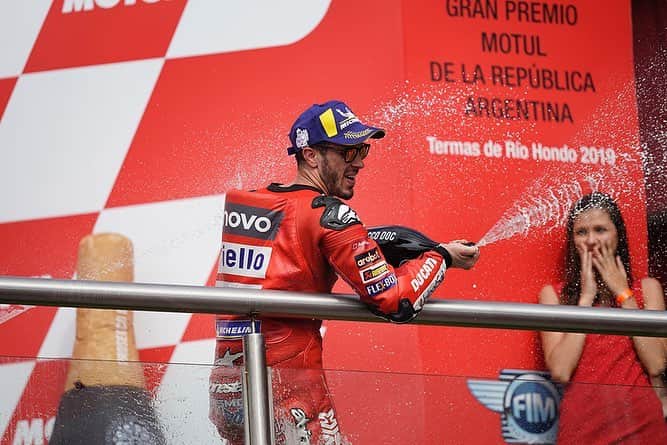 Ducati Japanさんのインスタグラム写真 - (Ducati JapanInstagram)「【MotoGP】ドヴィツィオーゾが3位表彰台を獲得、ペトルッチは6位  2019MotoGP第2戦のアルゼンチンGPがアウトドローモ・テルマス・デ・リオ・オンドで開催されました。Mission Winnowドゥカティ・チームのアンドレア・ドヴィツィオーゾは、予選3番手からスタート。トップを走行するマルク・マルケス（ホンダ）を追いながら表彰台争いを展開し、2戦連続の表彰台となる3位でフィニッシュしました。 チームメイトのダニーロ・ペトルッチは、予選で苦戦して10番手からスタート。しかし、レースでは見事な追い上げを見せて4番手まで浮上しましたが、ドヴィツィオーゾと同様にレース終盤でタイヤのグリップが低下して6位でチェッカーを受けました。  アンドレア・ドヴィツィオーゾ（Mission Winnowドゥカティ・チーム #04） 3位 「表彰台を獲得することができて本当に嬉しい。このサーキットは、これまで苦手としてきたので、表彰台を獲得することが目標だった。しかし、リア・タイヤのパフォーマンスには満足できない部分もある。レースの終盤でライバルを引き離すことができなかった。フリー・プラクティスでは良い感触を得ていたので、期待していたものとは逆の結果となってしまった。最終ラップでは、ロッシを振り切ることも、抜き返すこともできなかった。あまりにリスクが大きかったので、確実に16ポイントを獲得することがなにより重要だった。次戦のオースティンも、理論的には我々のマシンには向いていないサーキットなので、次の目標は表彰台の順位を一つ上げることだ」  ダニーロ・ペトルッチ（Mission Winnowドゥカティ・チーム #09） 6位 「予選で何度かミスをしたことを考えると、今日の結果には満足している。このサーキットで、出来る限りベストな結果を出せたと思う。もっと上位からスタートしていたら、レース終盤まで表彰台争いすることができたと思う。しかし、順位を上げるためにタイヤにかなり負担をかけてしまったので、最後の数周はブレーキング時にリア・タイヤのコントロールに苦しんで、守りに徹するしかなかった。それでも、レース・ウィークエンドを通じて着実に戦闘力を向上することができた。この勢いをオースティンでも維持したい。なにより予選のパフォーマンスを向上させることが今の課題だ。僕たちの目標は、常に先頭グループを走行して、コンスタントにポイントを稼ぐことだ。長いシーズンでは、このことが非常に重要になってくる」  2019MotoGP第3戦のアメリカズGPは、4月12日～14日に米国テキサス州オースティンのサーキット・オブ・ジ・アメリカズで開催さます。引き続きMission Winnowドゥカティ・チームへご声援をお願いします。  #MissionWinnowDucati #ForzaDucati #ドゥカティ #MotoGP #パニガーレV4 #ArgentinaGP」4月1日 19時12分 - ducatijapan