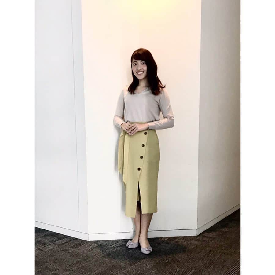 のインスタグラム：「. . 新年度ZIP!スタートしました！ リニューアルされておりめちゃくちゃ新鮮🥺💗 リューアルほやほやなので 見慣れないところもあるかもしれませんが 新元号と一緒に少しずつ馴染んでもらえるように 頑張ります☺️🌸 . さて、衣装は#apartbylowrys （ @apartbylowrys ）さん！ 黄色のスカートが映えて可愛い〜！ リボンやスリットもポイントです🥺」