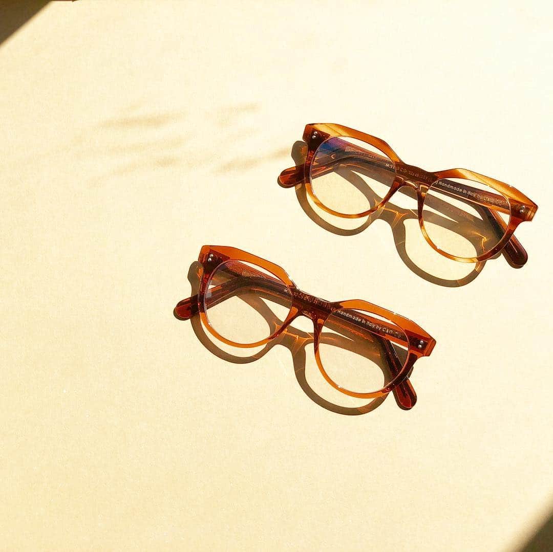 blincvaseさんのインスタグラム写真 - (blincvaseInstagram)「． 優しい抜け感が美しいヴィンテージのクリアフレーム。 クラウンパントとサーモントをミックスした独特なシェイプですが掛けてみると程よく馴染み個性を出してくれます。 （井橋 @ihashi_m ) . brand: CUTLER AND GROSS VINTAGE  model : 1130 color : BO , DT06 （写真下から） price: ¥48,600- in tax . #cutlerandgross #cutlerandgrossvintage #blincvase」4月1日 19時17分 - blincvase