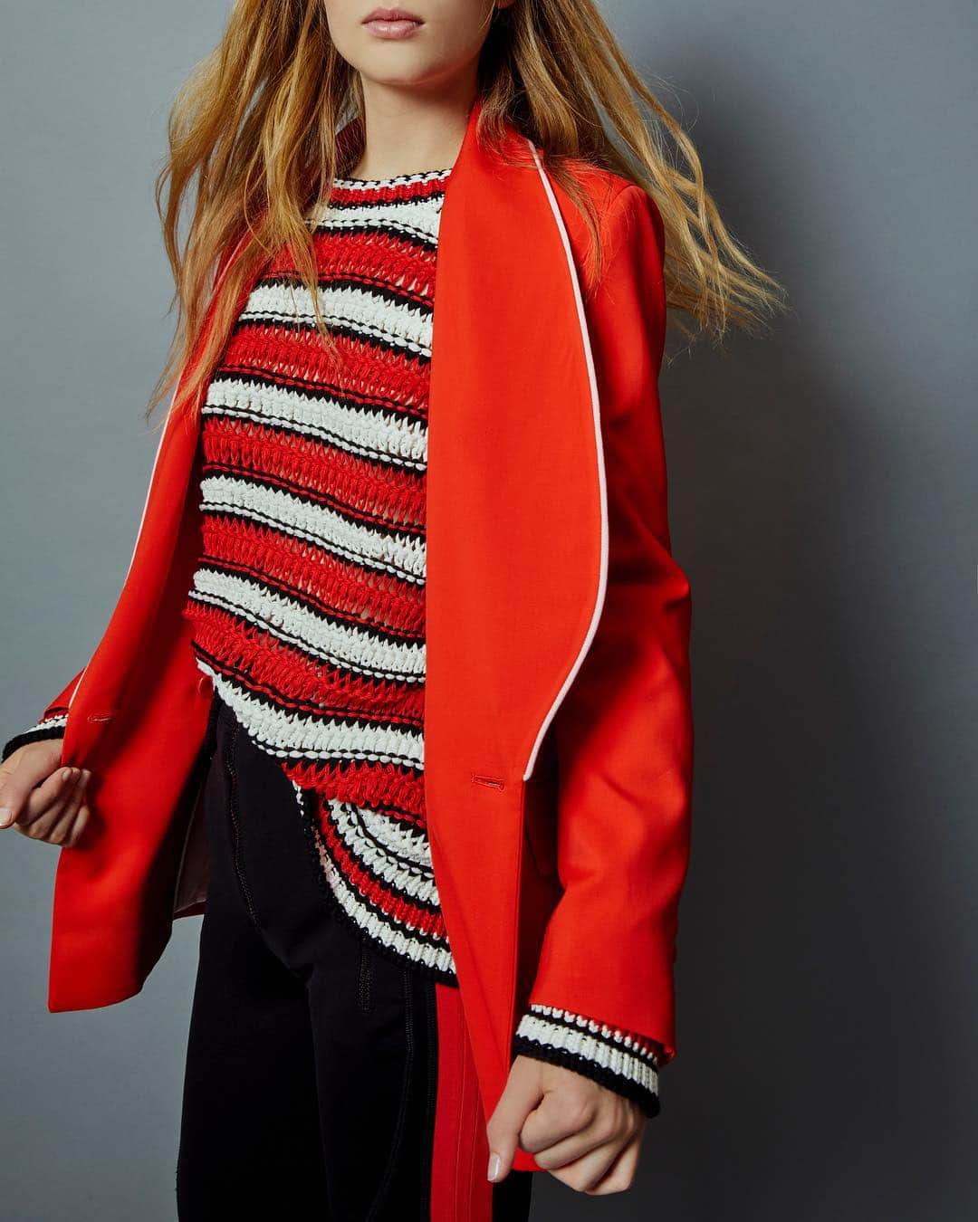 エルマンノシェルヴィーノさんのインスタグラム写真 - (エルマンノシェルヴィーノInstagram)「An innate passion for knitwear! #ScervinoSS19 striped sweater and bright red jacket. . . #ErmannoScervino #redjacket #knitwear #handmade #madeinitaly #couture #runwaylook #ss19 #sscollection #springsummer」4月1日 19時19分 - ermannoscervino