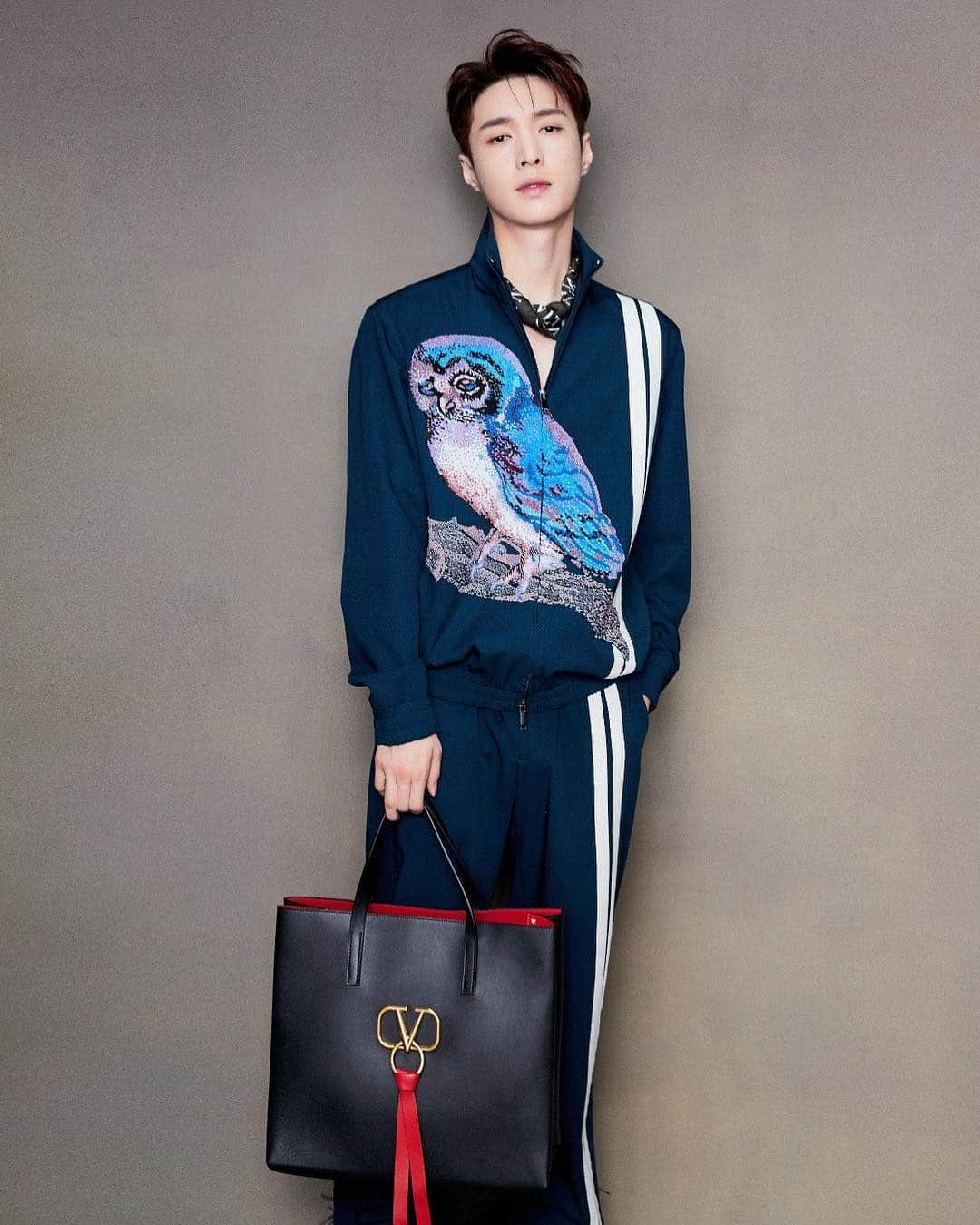 Valentinoさんのインスタグラム写真 - (ValentinoInstagram)「@zyxzjs carries the #VRING shopper tote, featuring black calfskin, a red leather ribbon and the logo in an antique brass finish.」4月2日 0時48分 - maisonvalentino