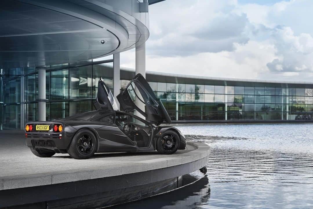 McLaren Automotiveさんのインスタグラム写真 - (McLaren AutomotiveInstagram)「Who can tell us how many hours it took to make each carbon fibre chassis for the #McLarenF1?  #UltimateMonth」4月2日 0時50分 - mclarenauto