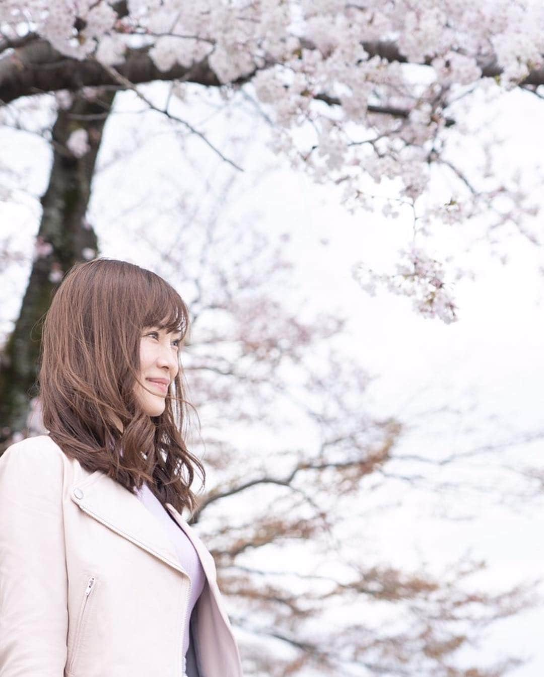 青山智美さんのインスタグラム写真 - (青山智美Instagram)「#🌸 #sakura #さくら #サクラ #桜 #spring #春 #いい季節 です #大好きな季節 🌸🌸🌸🌸🌸 #綺麗 #日本 #japan #時期 #season #今年も #感謝 #ありがとう #新元号発表の日 #令和 #20190401 日またがっちゃったけど！ #新年度 #なにか産み出す」4月2日 0時53分 - tomomibeauty