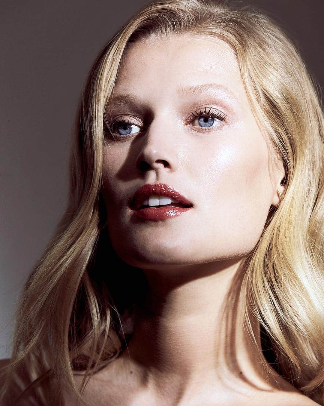Clé de Peau Beauté Officialさんのインスタグラム写真 - (Clé de Peau Beauté OfficialInstagram)「Vibrant lips and rich lasting moisture. @tonigarrn in 8 Fire Ruby #RadiantLipGloss.」4月1日 19時32分 - cledepeaubeaute
