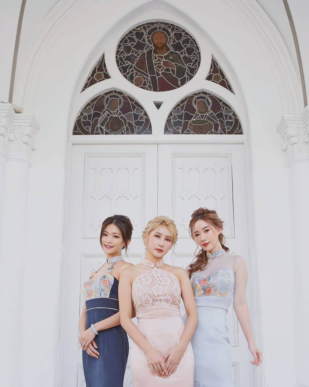 エリッサ・ヤマダのインスタグラム：「Ever wondered what would happen if you fused Japanese and Mandarin culture together? Enter @etherealthelabel's newest collection: Kimono Cheongsam! It's perfect for the bride-to-be (or anyone, really) who loves feminine, elegant style with a touch of modernity. ✨ . Special thanks to @wed_elf for organizing this shoot with their Vendors We Love, in the beautiful @alcove_caldwell & @chijmes_hall ♥️ . @watabeweddingsg #WatabeWeddingSG #WedElfVendorWeLove #EtherealtheLabel #CHIJMESHall #AlcoveAtCaldwellHouse」