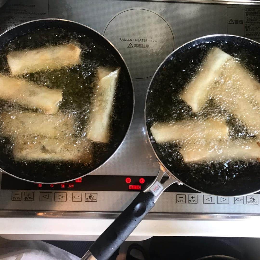 森田えりかさんのインスタグラム写真 - (森田えりかInstagram)「みてー！このふくふくの丸々した餃子！🥟美味しかったー！！！ —————————🥟 展示会前は、私がデザインをした物をサンプル製作チームが交代交代にフル回転をして形にしていってくれます。 そのサンプルが展示会の日に並ぶので、とても大切な作業。 (ちなみに腕に自信のある方はいつでもこのサンプルチームの仲間になって欲しいので、ぜひ面接を受けてね) ミシン、手縫い、生地発注、用尺計算、指示書などなど溢れるほどにサンプルチームは仕事があります。  その全てを展示会前までにやるので、時間との勝負です。 それでも、楽しく笑いながら和気あいあい仕事を進めているので皆んなの元の性格の良さを感じます。 😂  そんなサンプル製作チームの一致団結として、オフィスのテラスにて、つかの間のランチパーティーをしました。 スタッフ全員揃ってとは今回はなりませんでしたが、晴れた週末のお昼に。  餃子は福岡からお取り寄せ。 本当に美味しかったので、皆さんも是非お取り寄せしてみて！  春巻はチームのメンバーのお母さんが冷凍で送ってくれました！あとは、ありさの所から大きな豚汁を提供してもらい、ワイワイ焼いて、揚げて ちょっとビールもあけて😉盛り上がりました。  製作チームが展示会前夜まで用意をして、バトンを次のチームに手渡します！ 次のチームは、展示会場に荷物を運び📦、什器を並べて、商品を出し、アポイントの確認、プライスチェック、色確認、当日はバイヤーに商品説明を繰り返し何セットもします。 商品情報をすべて覚え、使い方やオススメポイント、どんな思いで デザインしたかや作る工程まで話します。お店のカラーも大事ですが、ラドローらしさも必ず入れてもらうために説明は大事です！  どのチームも展示会に真剣に向き合って、この時期曜日感覚がない😂🗓 週末出勤お疲れさま♡ ※餃子は 餃子李(福岡市中央区薬院)#gyoza #dumplings #springrolls #chinesefood #party #lunch #teamwork」4月1日 19時26分 - erikaricottamelon