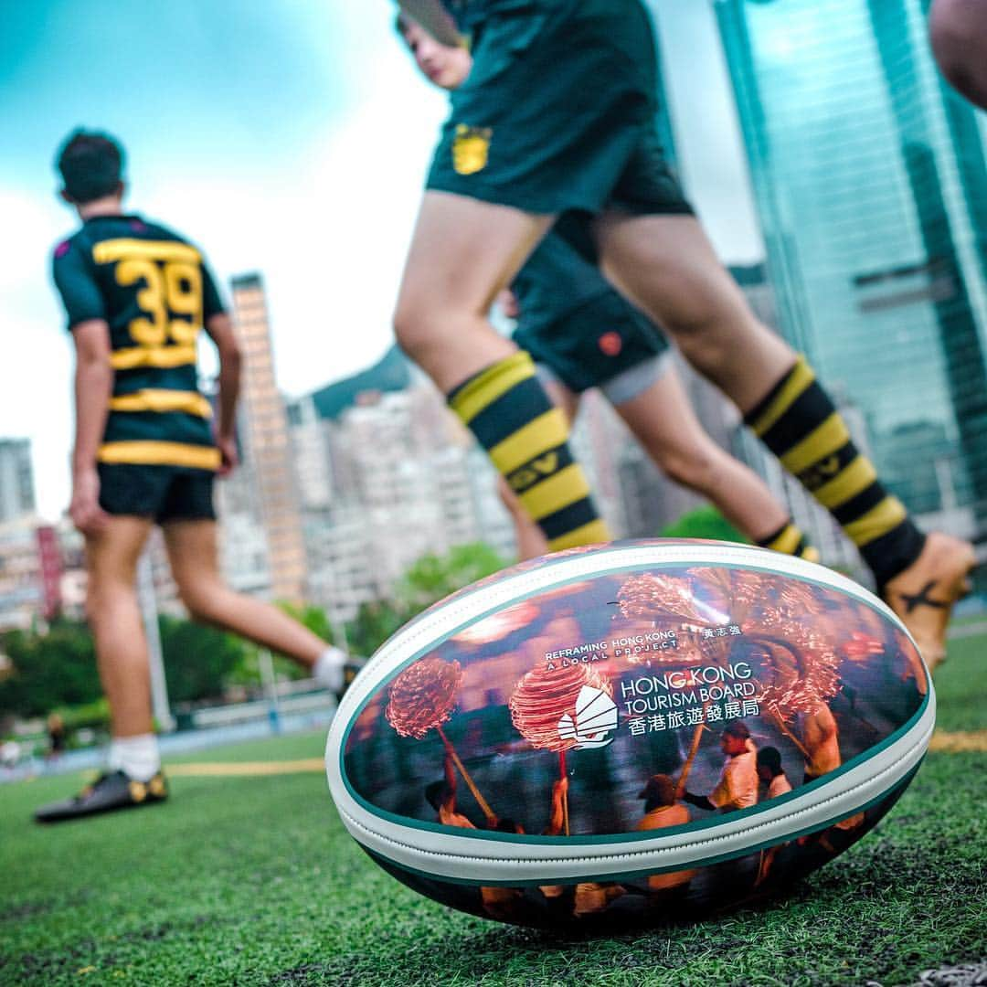 Discover Hong Kongさんのインスタグラム写真 - (Discover Hong KongInstagram)「This special edition rugby ball, from the collaboration between Cathay Pacific and the Hong Kong Tourism Board, features a winning image of the Hong Kong Tourism Board ‘Reframing Hong Kong’ photo competition and it’s now on display at the Visitor Centre in Tsim Sha Tsui until 7 April, 2019. Check it out to get in the spirit of the Hong Kong Sevens! Photo on rugby ball: Winning work from ‘Reframing Hong Kong’ photo competition 這顆由香港旅遊發展局聯乘國泰航空特別製作的橄欖球，火龍圖案源自香港旅遊發展局的「探攝．香港」攝影大賽得獎相片，滿是香港特色！由現在起至4月7日，大家到香港旅遊發展局在尖沙咀的九龍旅客諮詢中心，就可以看到它囉！快約朋友一同欣賞，投入香港國際七人欖球賽的熾熱氣氛！ 橄欖球圖案源自「探攝．香港」攝影大賽得獎相片 @cathaypacific #DiscoverHongKong」4月1日 19時27分 - discoverhongkong