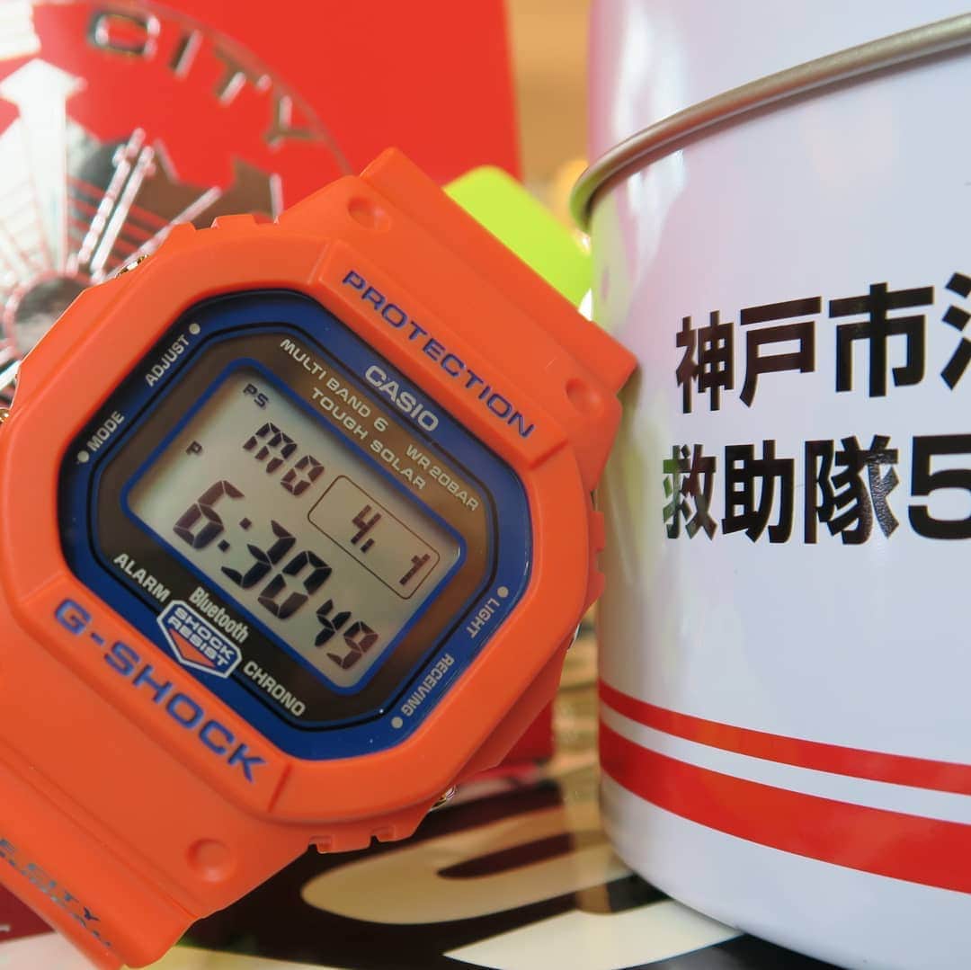NAKANIWA WISPさんのインスタグラム写真 - (NAKANIWA WISPInstagram)「カシオと神戸市消防局のコラボモデル救助隊発足50周年記念のBluetooth対応G-SHOCKが1本ですが再入荷いたしました。  1 piece has been received again.  Casio Computer Co., Ltd. will release collaboration watches "G-SHOCK" and "GW-B5600FB" on December 7 in commemoration of the 50th anniversary of the Kobe City Fire Department rescue team inauguration. Price excluding tax is 28,000 yen.  The rescue team has been protecting Kobe town / mountain / sea for half a century since its inception in 1968 under the name “Firefighting Rescue Team”. The collaboration model "GW-9400FBJ" was released in July 2015 because Casio G-SHOCK shares the point of continuing to pursue toughness under harsh environments, but this is the second collaboration It becomes.  The GW-B5600FB was designed with the full cooperation of the Kobe City Fire Department and designed fire protection clothing, orange for the base color, navy for the color-filling part of the dial and the band design part, and the other side of the band Adopts yellow that is the image of the reflective material of digestive clothes. The band was designed with a rope design, and the back cover and belt were decorated with the Kobe City Fire Department's Fire Mark. In addition, when the back light is on, illustrations with motifs of moly knots and carabiners come to light.  In terms of functions 5 world time display, 39 world + UTC time display, time exchange function with home time, 1/100 second stopwatch, timer up to 24 hours / 1 second unit, 5 alarms, And mobile link function etc. The power supply is tough solar, and it is waterproofed at 20 bar.  Body size is 48.9 × 42.8 × 13.4 mm (width × depth × height), the weight is about 51 g.  WISP Nouvelle espece 心斎橋仲庭時計店では、メンズウォッチ、レディスウォッチ、WISP ジュエリーも豊富に取り揃えております。  詳細は、お気軽にお問い合わせ下さいませ。  店頭、通販どちらでも対応させて頂きます。  お問い合わせ WISP Nouvelle espece 心斎橋仲庭時計店 〒542-0081 大阪市中央区南船場 4-10-3 ナガホリ大阪ビル 1F 電話番号：06-6251-7573 営業時間：11：00～19：00 定休日：水曜日 Mail：info-nakaniwa@nakaniwatokei.jp Facebook:https://www.facebook.com/nakaniwatokei/  #神戸消防局 #HELLOKITTYWATCH #CASIOHELLOKITTY #HELLOKITTY #GA-2000-1AJF #G-SHOCK #NOMOS #ZurichWorldTimer #ノモス #チューリッヒワールドタイマー #SEIKO #grandseiko #PRESAGE #SARY107 #seikowatch #seikodiver」4月1日 19時27分 - nakaniwawatch