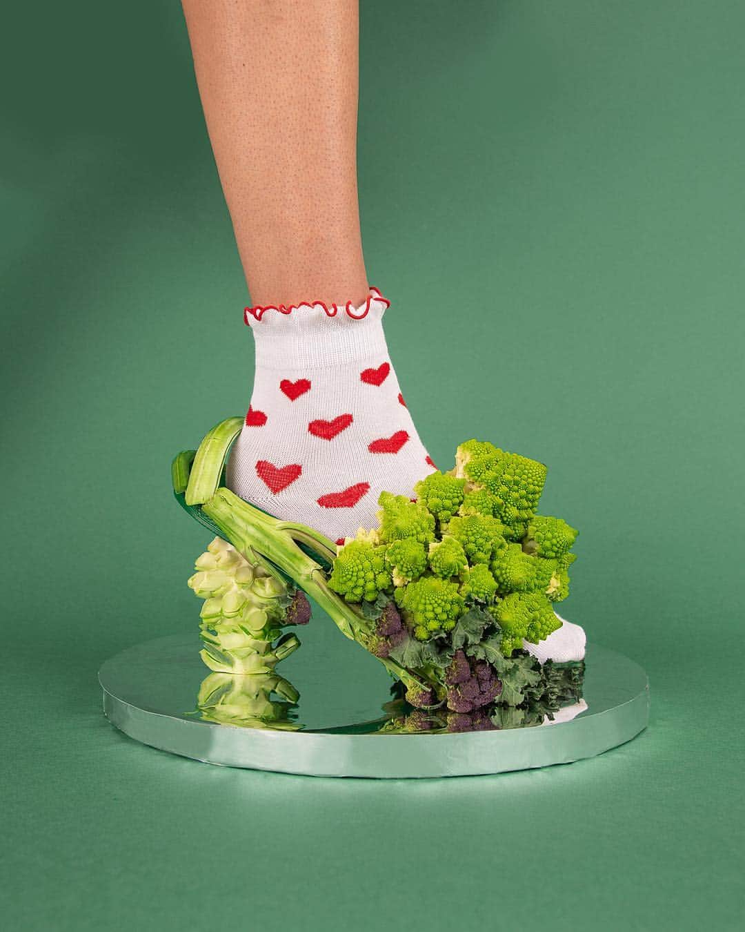レイジー・オーフさんのインスタグラム写真 - (レイジー・オーフInstagram)「Introducing Brocs... 🥦 2 of your 5 a day 🥦 made from 100% broccoli 🥦 suitable for vegans 🥦 also an April fools Link in bio 👀 #lazyoafXbroccoli」4月1日 19時28分 - lazyoaf