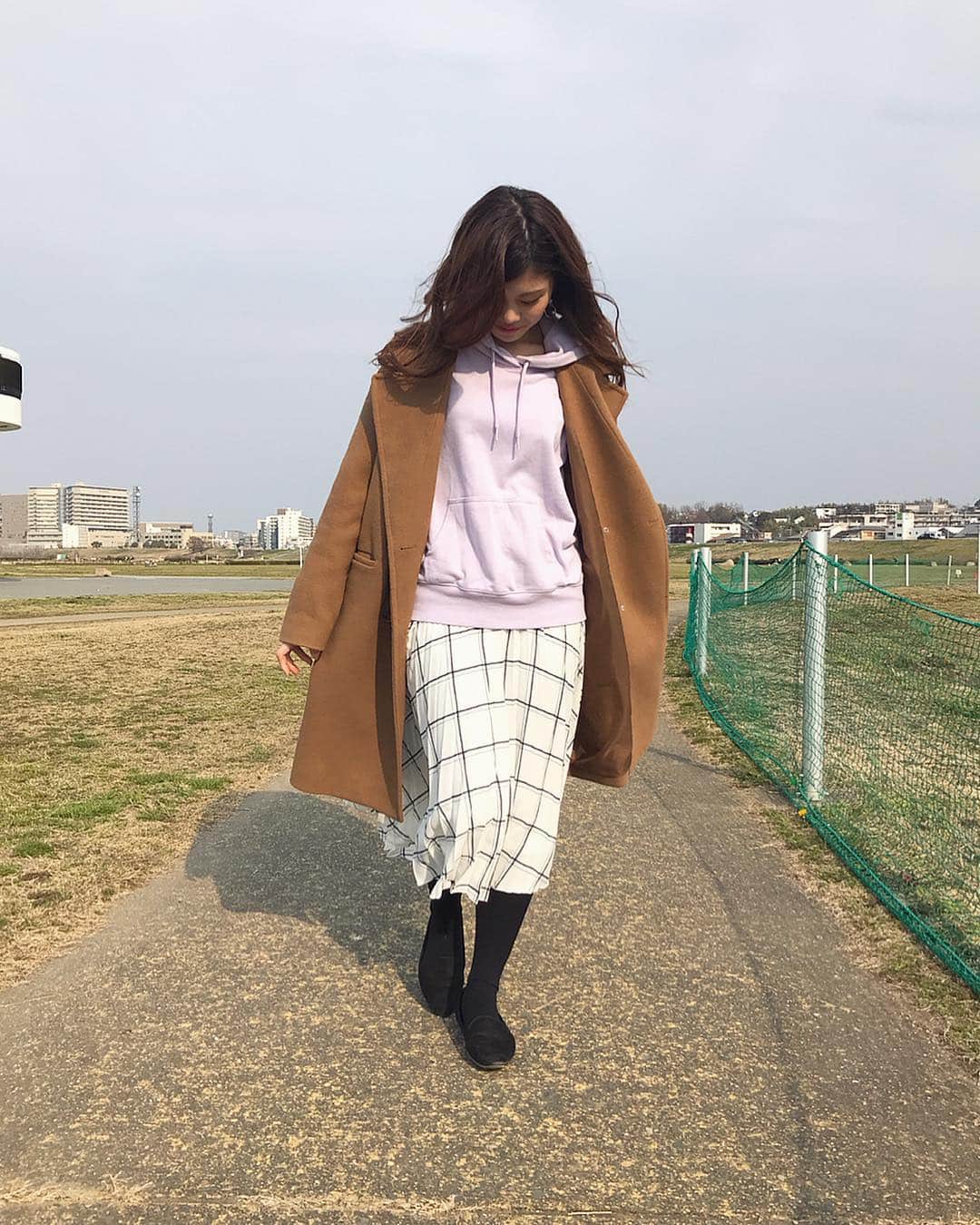 池田真子さんのインスタグラム写真 - (池田真子Instagram)「この前の♩ ． ． ． #寒かった #いつになったら #温かくなるんや #撮影 #ロケ #fragile #カバー #コーデ #カジュアル #カジュアルコーデ #パーカーコーデ #お洒落さんと繋がりたい  #ファッション #instafashion #instagood  #cordinate #fashion #casualstyle #code #gu #hm #love #ootd  #데일리룩 #옷스타그램 #패션아이템 #멋스타그램」4月1日 19時28分 - mako_ikeda