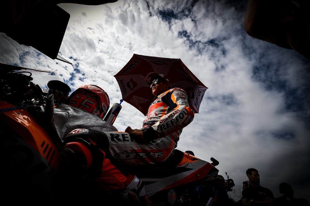 MotoGPさんのインスタグラム写真 - (MotoGPInstagram)「The calm before the storm 💥 // Swipe left ⬅️ to check out the most stunning pics from the #ArgentinaGP grid 😍 #MotoGP #Motorcycle #Racing #Motorsport」4月1日 19時41分 - motogp