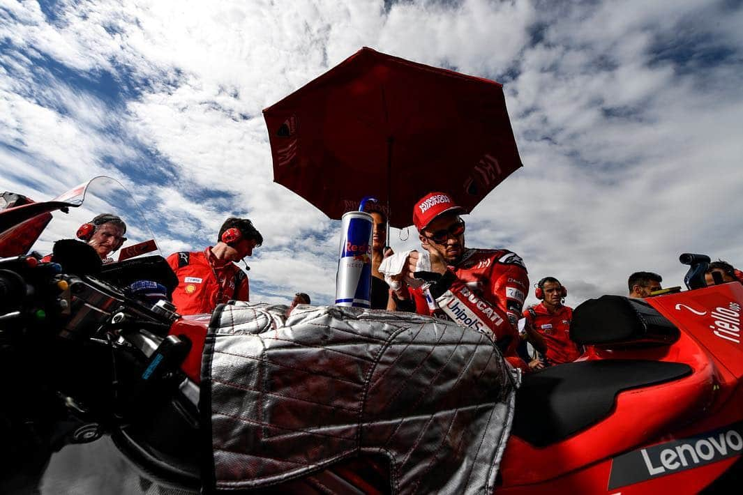 MotoGPさんのインスタグラム写真 - (MotoGPInstagram)「The calm before the storm 💥 // Swipe left ⬅️ to check out the most stunning pics from the #ArgentinaGP grid 😍 #MotoGP #Motorcycle #Racing #Motorsport」4月1日 19時41分 - motogp