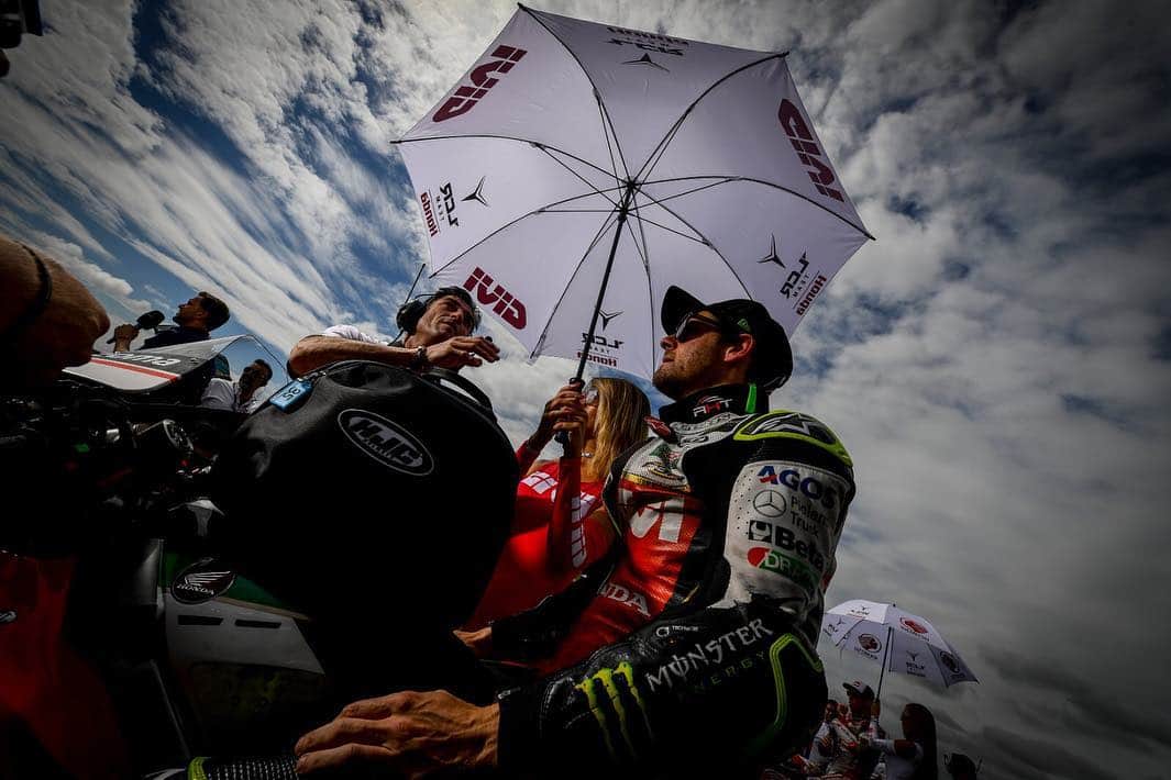 MotoGPさんのインスタグラム写真 - (MotoGPInstagram)「The calm before the storm 💥 // Swipe left ⬅️ to check out the most stunning pics from the #ArgentinaGP grid 😍 #MotoGP #Motorcycle #Racing #Motorsport」4月1日 19時41分 - motogp