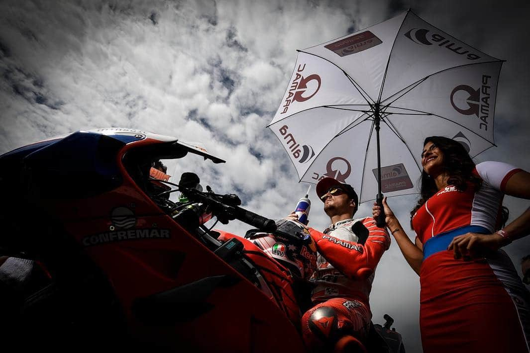 MotoGPさんのインスタグラム写真 - (MotoGPInstagram)「The calm before the storm 💥 // Swipe left ⬅️ to check out the most stunning pics from the #ArgentinaGP grid 😍 #MotoGP #Motorcycle #Racing #Motorsport」4月1日 19時41分 - motogp