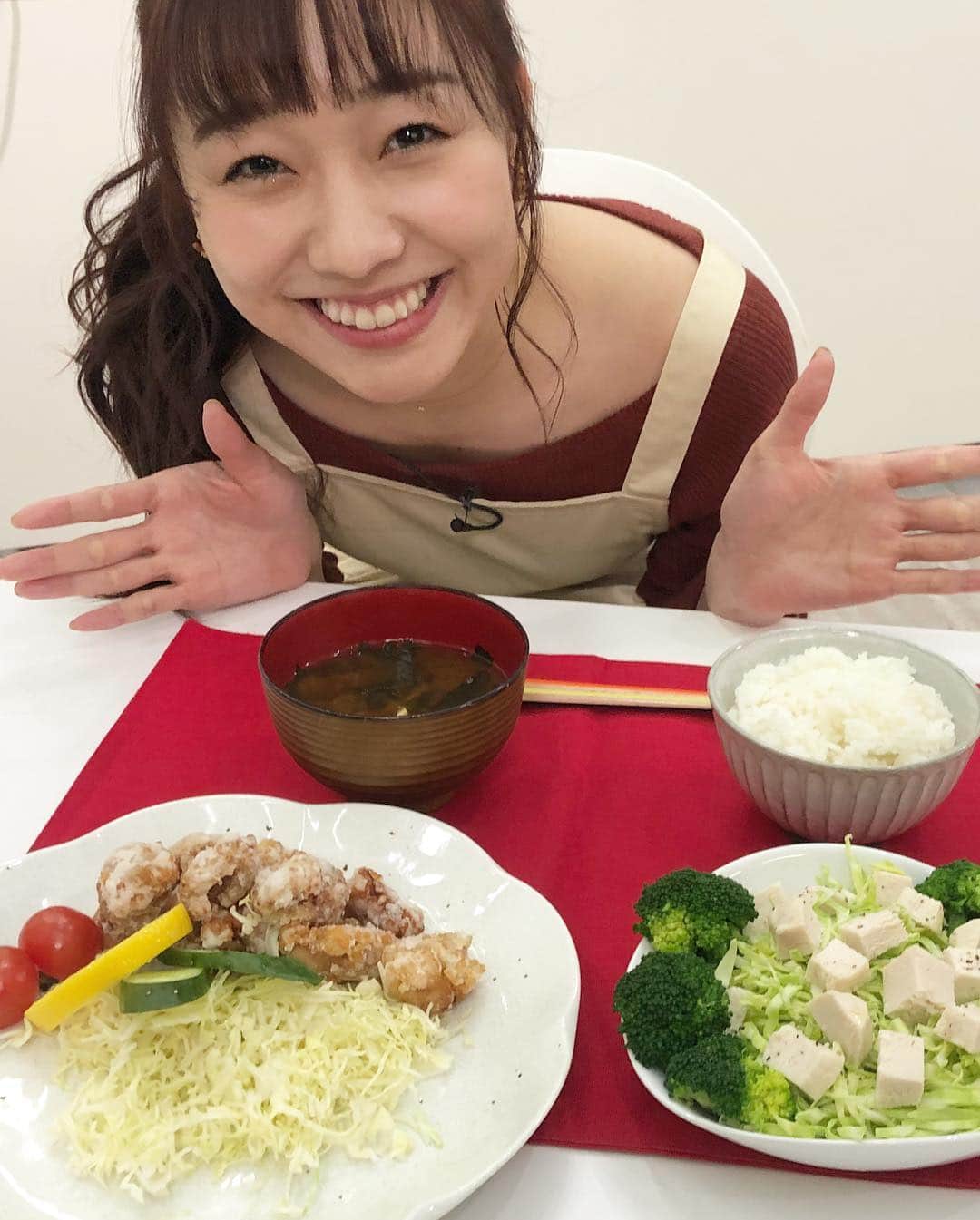 須田亜香里さんのインスタグラム写真 - (須田亜香里Instagram)「こんなお嫁さん…どうですか。とか言ってみるけど、 こんなのもらってくれるなら頭下げてでももらってほしい。  #名医のthe太鼓判 #エプロン #唐揚げ定食 #オフショット動画」4月1日 19時41分 - akarisuda
