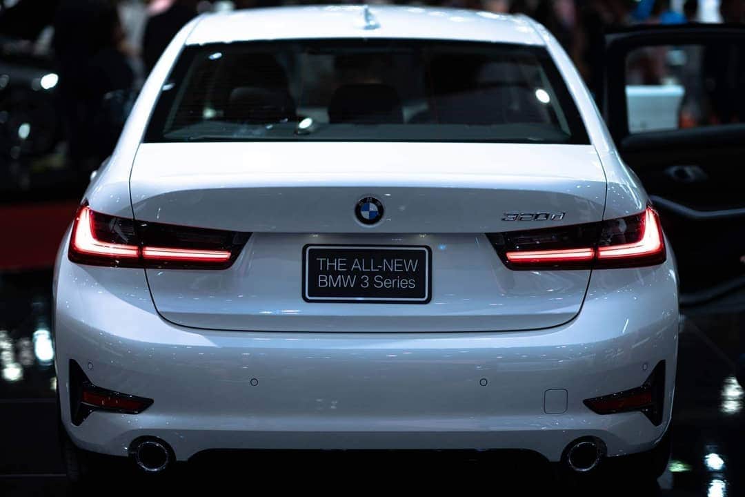 BMW Thailandさんのインスタグラム写真 - (BMW ThailandInstagram)「The All-New BMW 3 Series เนื้อหอมและโดดเด่นที่สุด เป็นโฉมใหม่ที่ปรับเปลี่ยนทุกอย่างไปจากเดิม ด้วยการออกแบบที่ลงตัวยิ่งสะท้อนให้เห็นถึงการเริ่มต้นของยุคใหม่ มาพร้อมระบบช่วยเหลือผู้ขับขี่อัจฉริยะที่จดจำเสียงและรับฟังคำสั่งจากคุณ  อยากให้คุณมาลองสัมผัสและทดลองฟังก์ชันสุดเจ๋งของ The All-New BMW 3 Series ด้วยตัวคุณเองที่ Bangkok International Motor Show 2019 ตั้งแต่วันนี้ - 7 เมษายน ที่อิมแพค เมืองทองธานี  #BMW #BMWTH #BMW3Series #MotorShow201」4月1日 19時34分 - bmwthailand