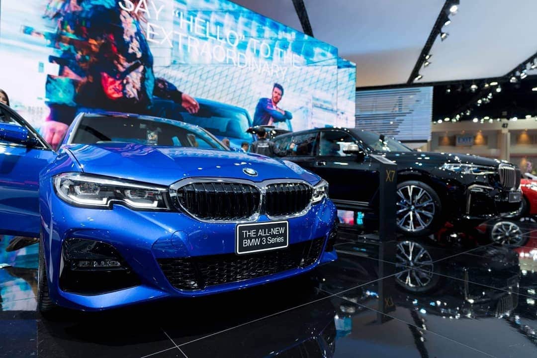 BMW Thailandさんのインスタグラム写真 - (BMW ThailandInstagram)「The All-New BMW 3 Series เนื้อหอมและโดดเด่นที่สุด เป็นโฉมใหม่ที่ปรับเปลี่ยนทุกอย่างไปจากเดิม ด้วยการออกแบบที่ลงตัวยิ่งสะท้อนให้เห็นถึงการเริ่มต้นของยุคใหม่ มาพร้อมระบบช่วยเหลือผู้ขับขี่อัจฉริยะที่จดจำเสียงและรับฟังคำสั่งจากคุณ  อยากให้คุณมาลองสัมผัสและทดลองฟังก์ชันสุดเจ๋งของ The All-New BMW 3 Series ด้วยตัวคุณเองที่ Bangkok International Motor Show 2019 ตั้งแต่วันนี้ - 7 เมษายน ที่อิมแพค เมืองทองธานี  #BMW #BMWTH #BMW3Series #MotorShow201」4月1日 19時34分 - bmwthailand