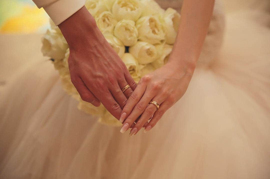Moe.Mさんのインスタグラム写真 - (Moe.MInstagram)「. . . 結婚式で旦那にサプライズで boucheronの指輪💍を プレゼント🎁 . 私が婚約指輪で貰った指輪の 旦那はダイヤ無しのタイプを 2連付けしたいゆってたから 驚かせたら👰♥️ . 初めて、旦那が泣いて 喜んでくれた💕 . ほんまやってよかったぁ💜💗💜 . . Photo by @keimoritaportrait @keimoritaphotography . #婚約指輪 #happywedding #marriage#boucheron #ブシュロン #花嫁 #幸せ #ring #fashion #fathersday #haircolor #hairstyle #外国人風カラー #記念日 #ブーケ #プチプラ #ウエディングドレス #weddingwire #weddingparty #誕生日 #weddinghair #weddingphotography #weddingdress #wedding #結婚式 #today #プロポーズ #結婚記念日 #誕生日プレゼント #夫婦」4月1日 19時34分 - m0304m