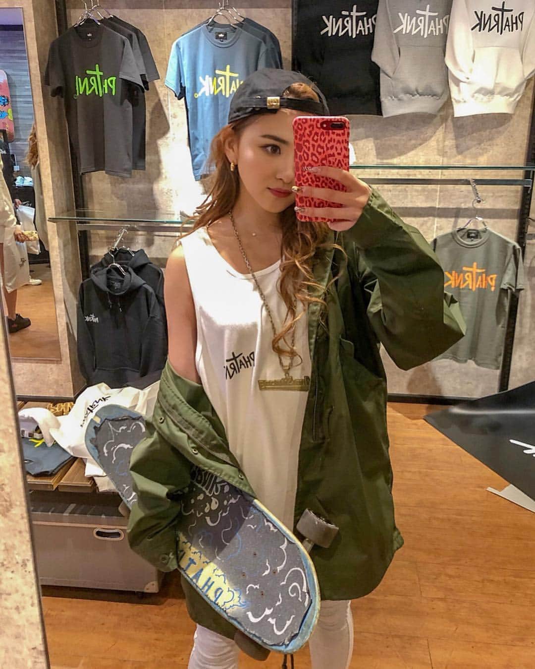 のインスタグラム：「Shooting by @phatrnk 🏂💥 お店にあった色々な小物を、おふざけで付けてみたら めっちゃギャグなストリートになった🏅笑 (スケボー出来るようになりたいです🛹) めっちゃ楽しい撮影だった💓💓💓 #phatrnk #ootd #outfit #streetfashion #fashion #selfie #me #shooting #work #cjd_karen #osaka」