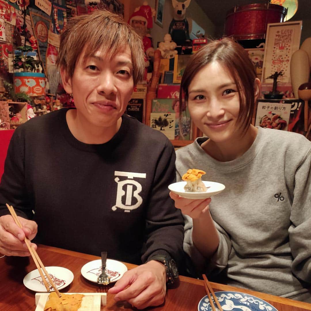 のインスタグラム：「日本一予約が困難な﻿ 会員制高級餃子レストラン﻿ ﻿ 「蔓餃苑」(まんぎょえん)の﻿ パラダイス山元さん @santa_paradise_yamamoto が﻿ 母のバースデーと﻿ 私たち夫婦の﻿ 妊娠をお祝いしてくれました😭﻿ ﻿ 餃子の種類が多すぎて載せきれない...！﻿ ﻿ （インスタの連続投稿機能、﻿ 課金してでも20枚くらいに﻿ 増やしたい...）﻿ ﻿ 本当に贅沢な夜でした🙏 ﻿ #蔓餃苑 #餃子 #餃子 #レストラン﻿ #会員制  #パラダイス山元 #🎂」