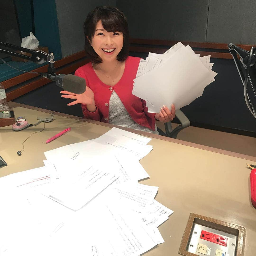 小尾渚沙さんのインスタグラム写真 - (小尾渚沙Instagram)「FM NACK5での新番組『NACK Nパス』。 初回の放送が先ほど無事に終わりましたー！！ . とっても緊張しましたが、こんなに沢山のあたたかいメッセージのおかげで楽しめました！！！ 大きなキティちゃんのプレゼントまで！ 感謝感謝感謝です！（ ; ; ） いつも応援ありがとうございます！！ . また明日も明後日も明々後日も17時から生放送ですので、ぜひ聴いて下さいね〜＼(^o^)／ . #早くビールが飲みたい #ご褒美ール #ビール #beer  #ビール女子 #ビール大好き  #小尾ールタイム #ビール検定 #nack5 #nパス795 #新番組 #ラジオ #radio #radiko #埼玉 #大宮 #キティちゃん #キティラー #フリーアナウンサー #小尾渚沙」4月1日 19時45分 - obi_nagisa